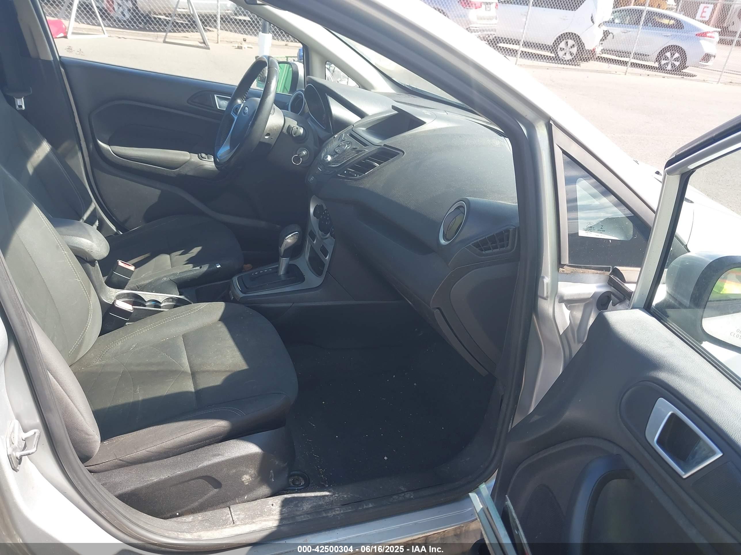 FORD FIESTA image 5