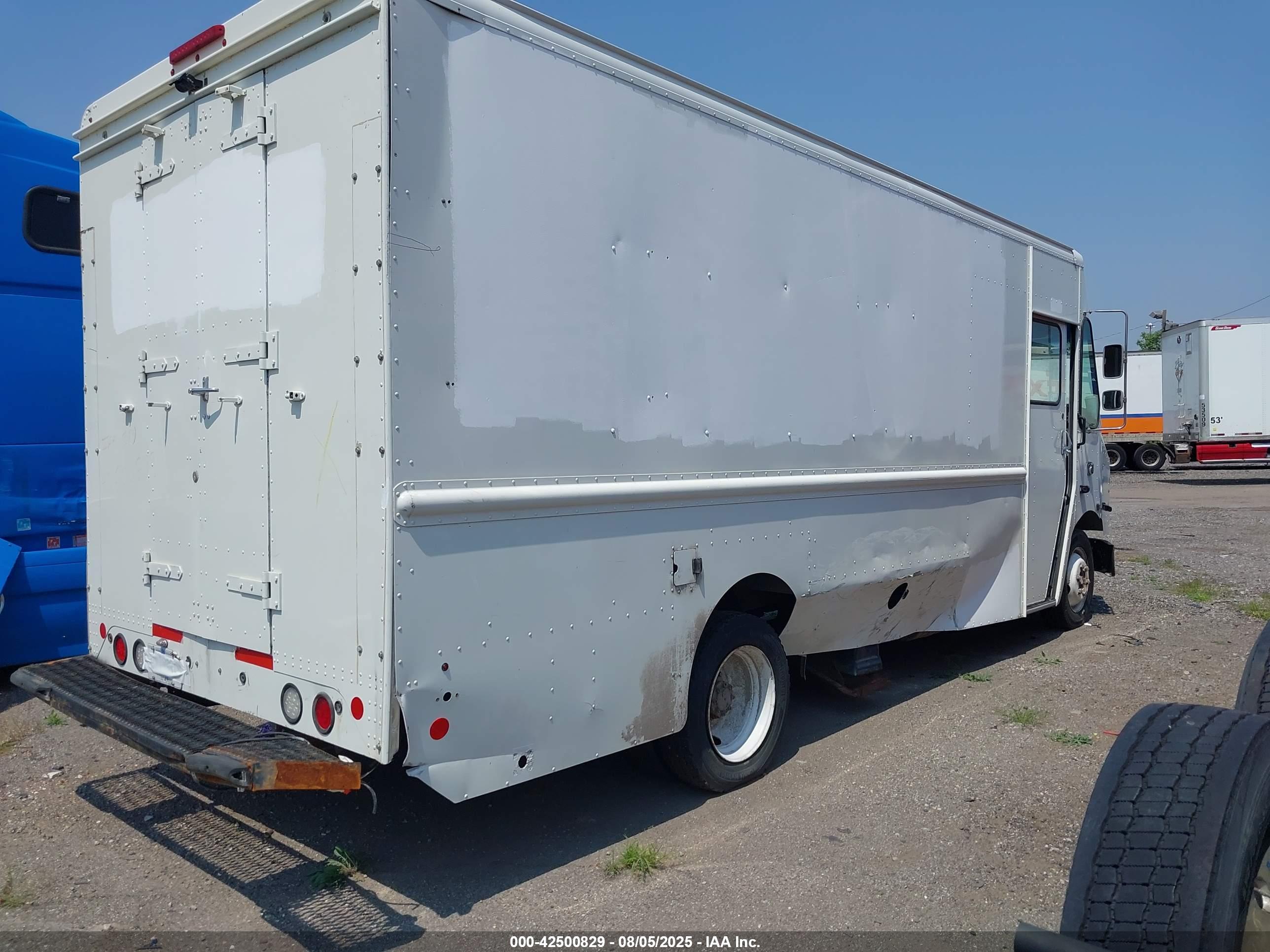 FREIGHTLINER CHASSIS image 4