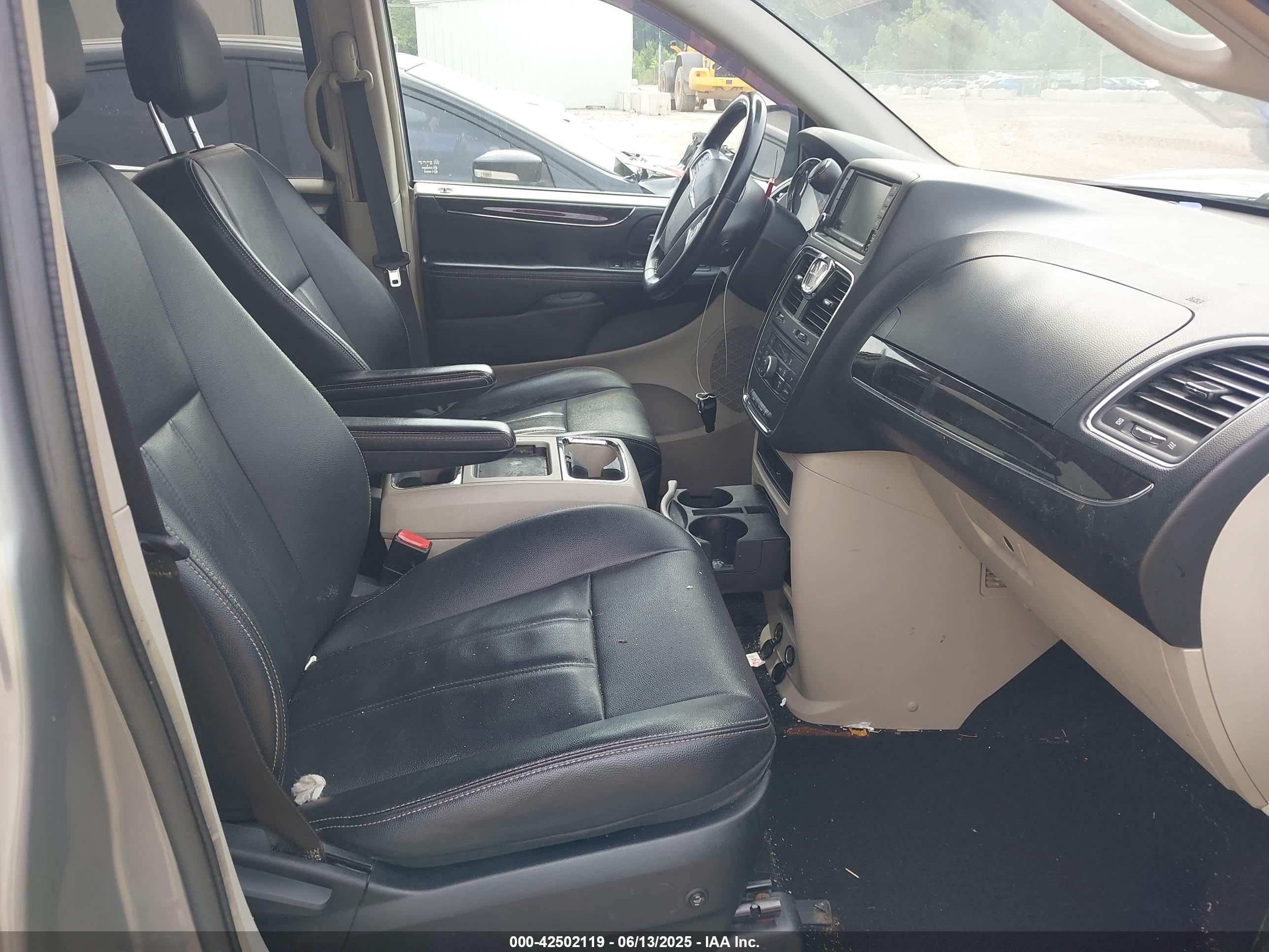 CHRYSLER TOWN image 5