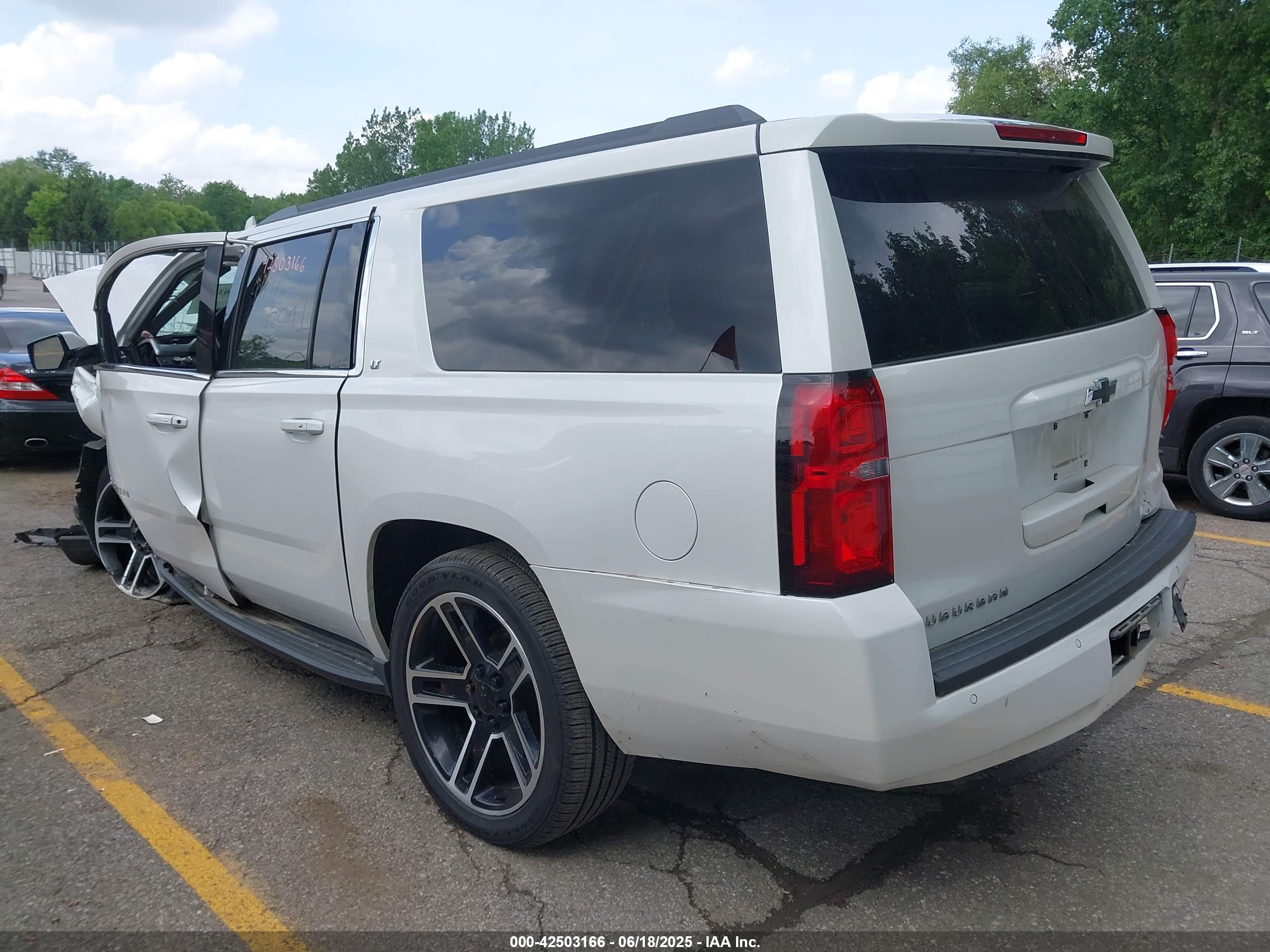 CHEVROLET SUBURBAN image 3
