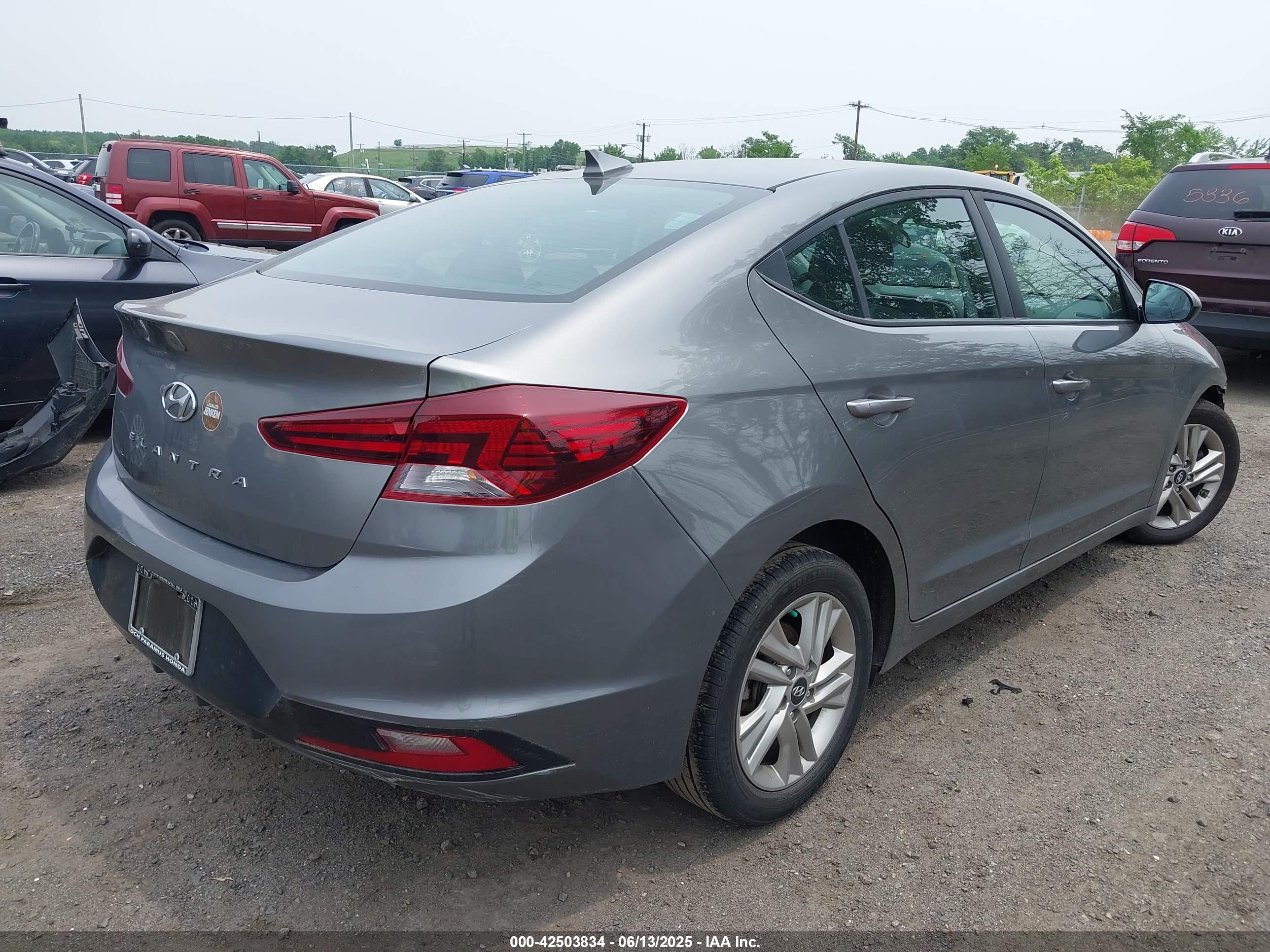 HYUNDAI ELANTRA image 4