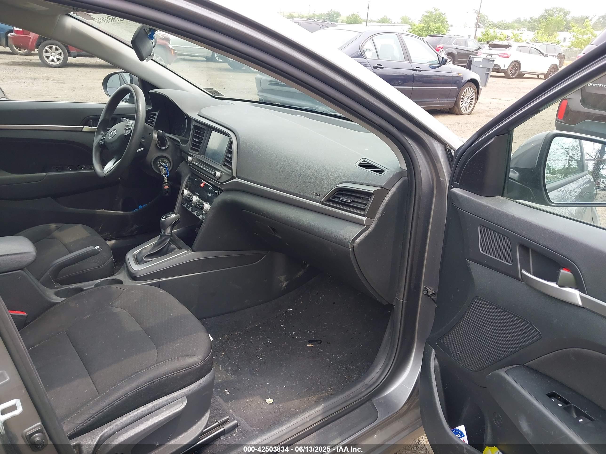 HYUNDAI ELANTRA image 5