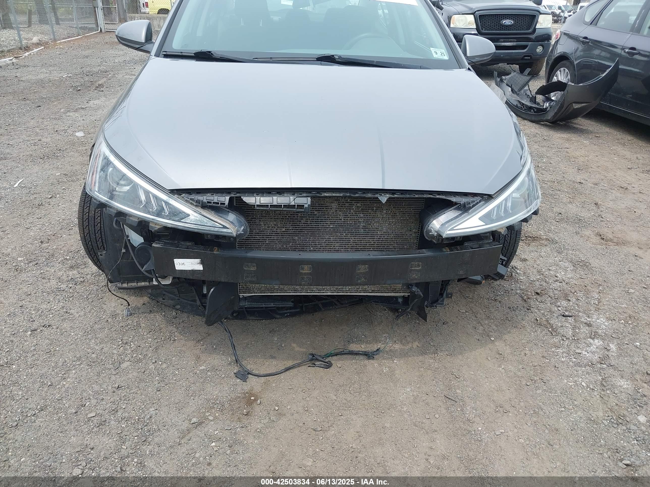 HYUNDAI ELANTRA image 6