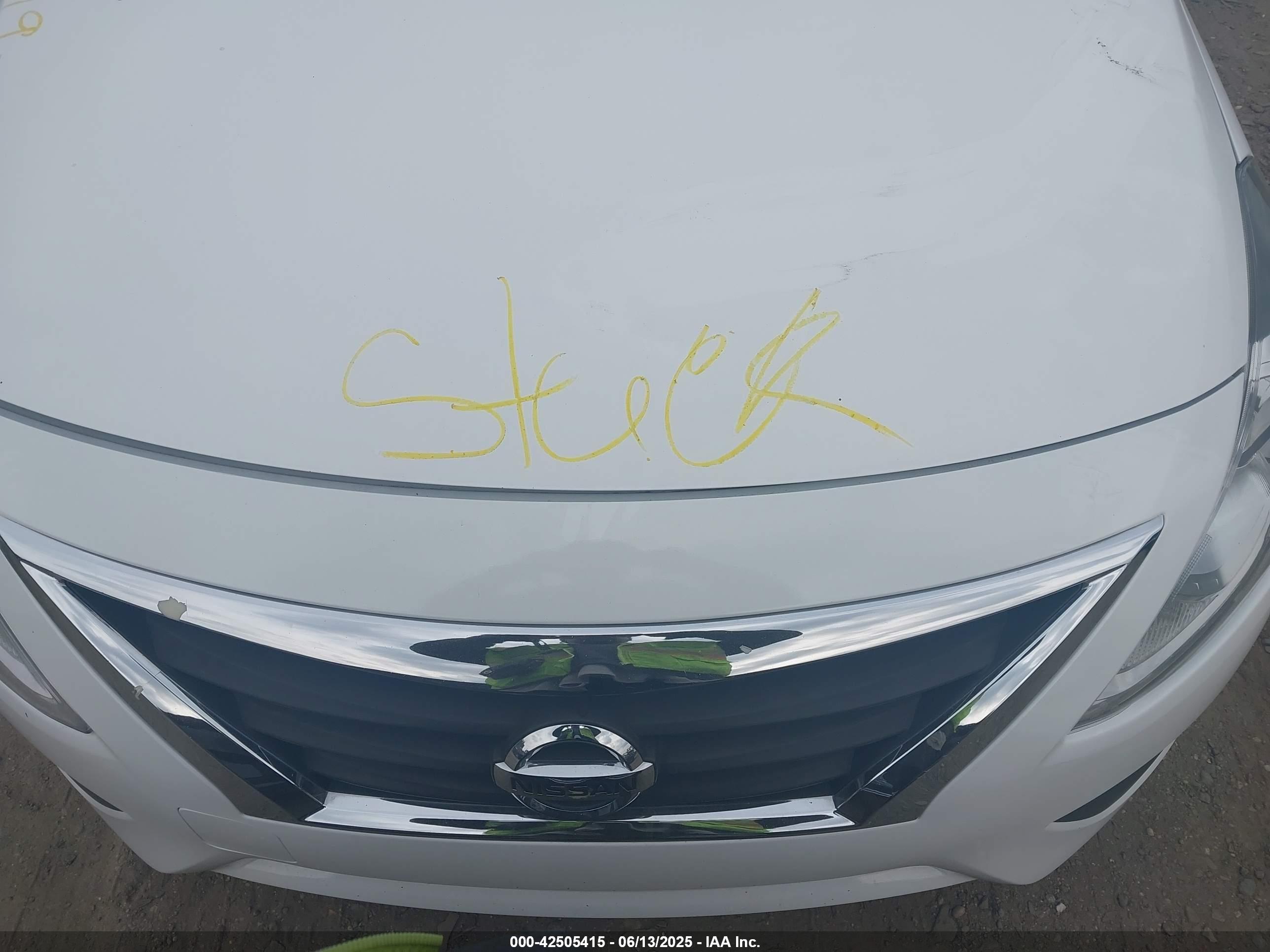 NISSAN VERSA image 10