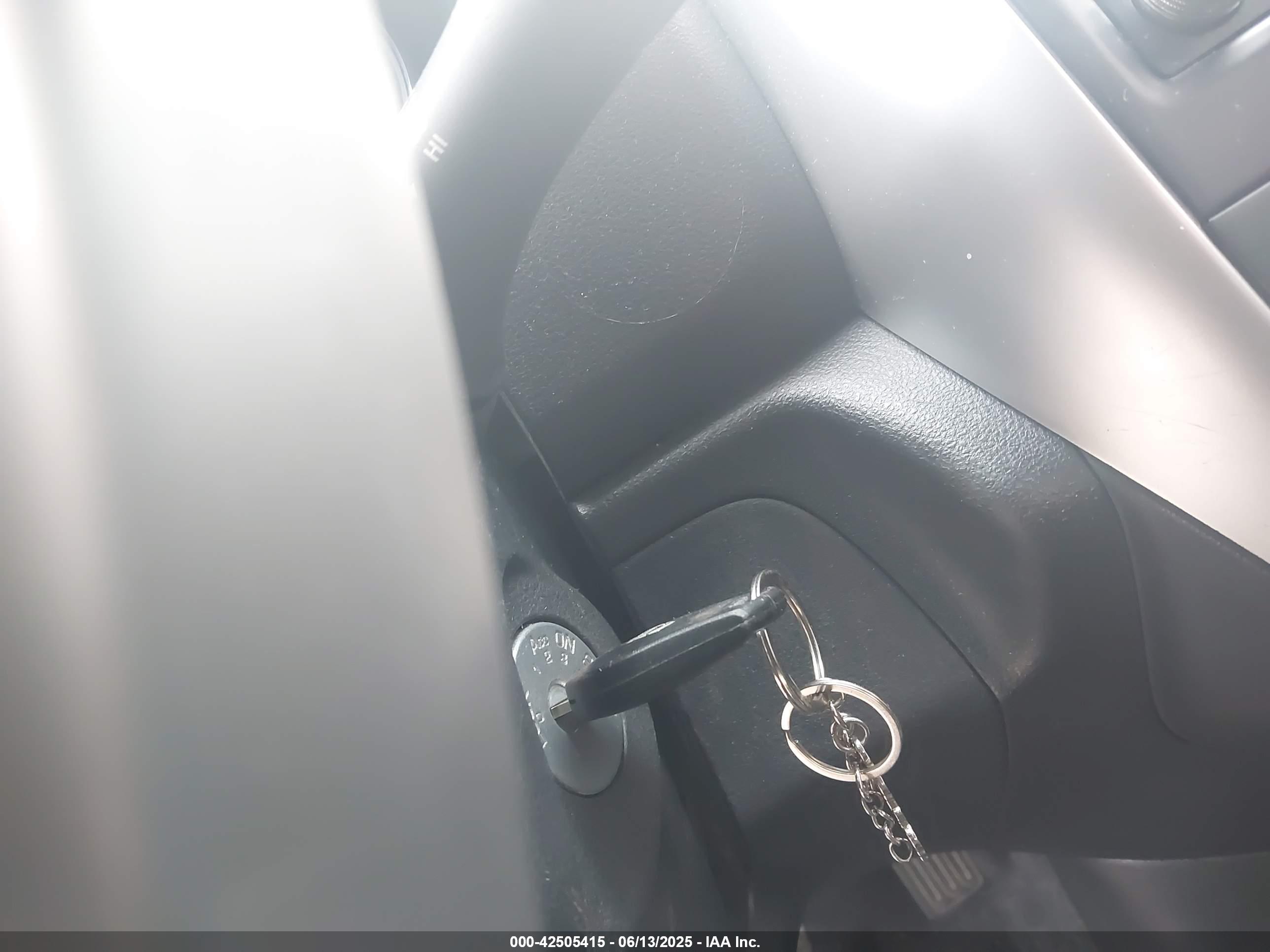 NISSAN VERSA image 11
