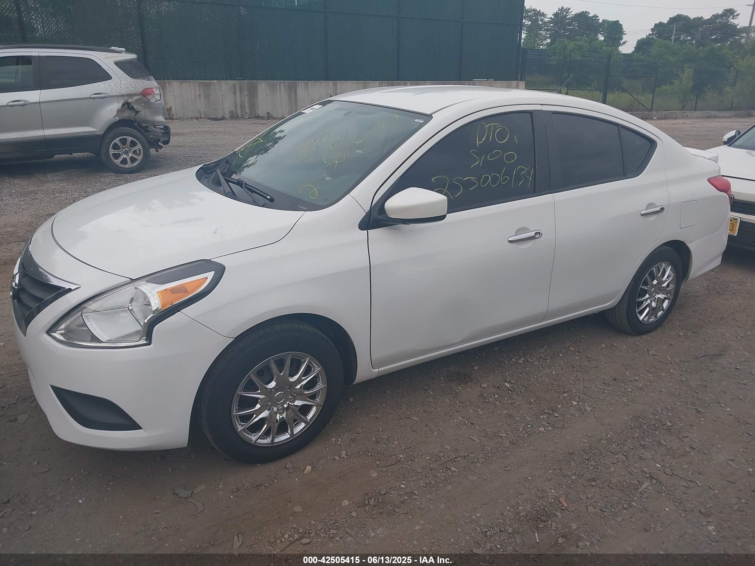 NISSAN VERSA image 2