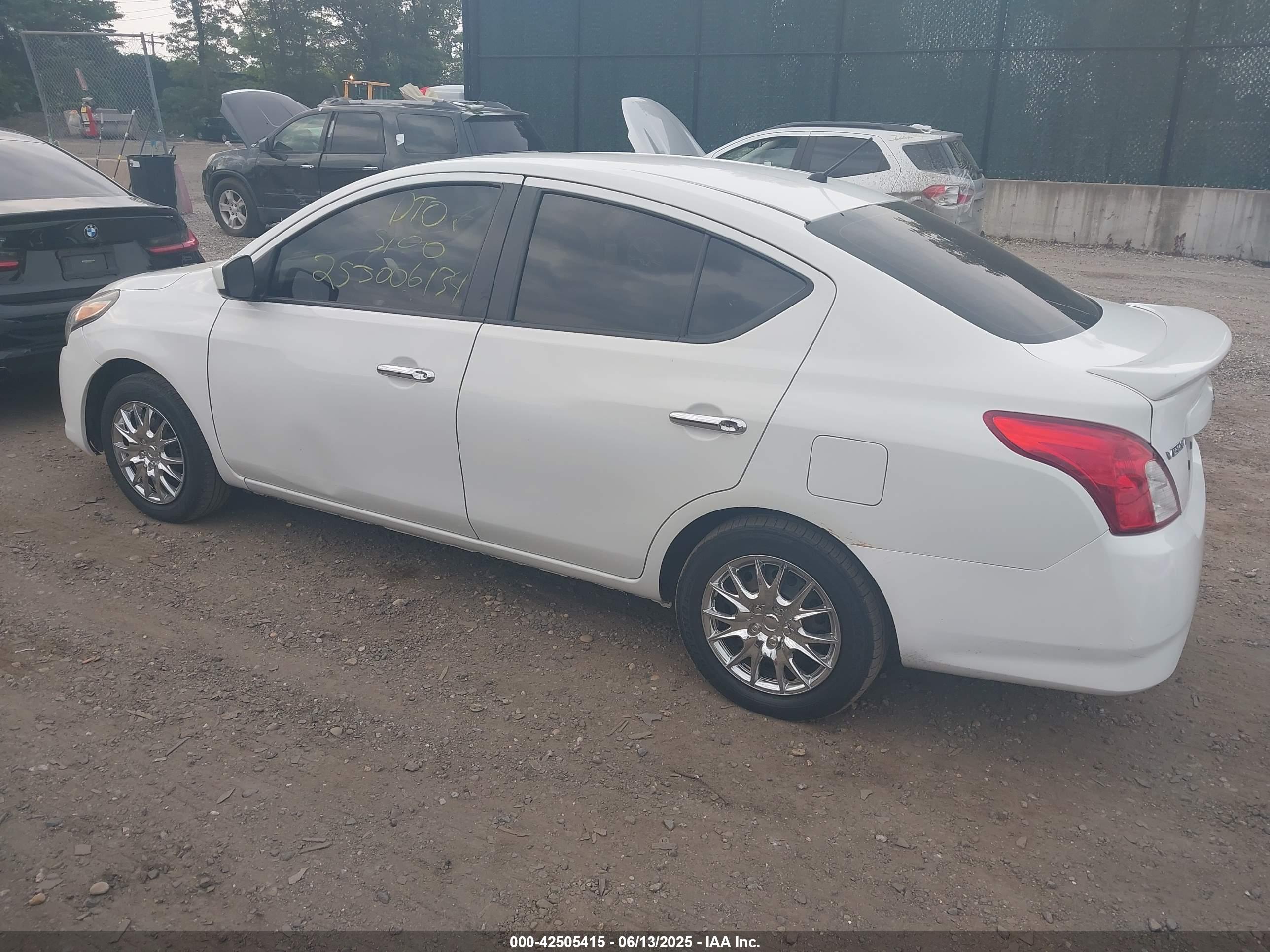 NISSAN VERSA image 3