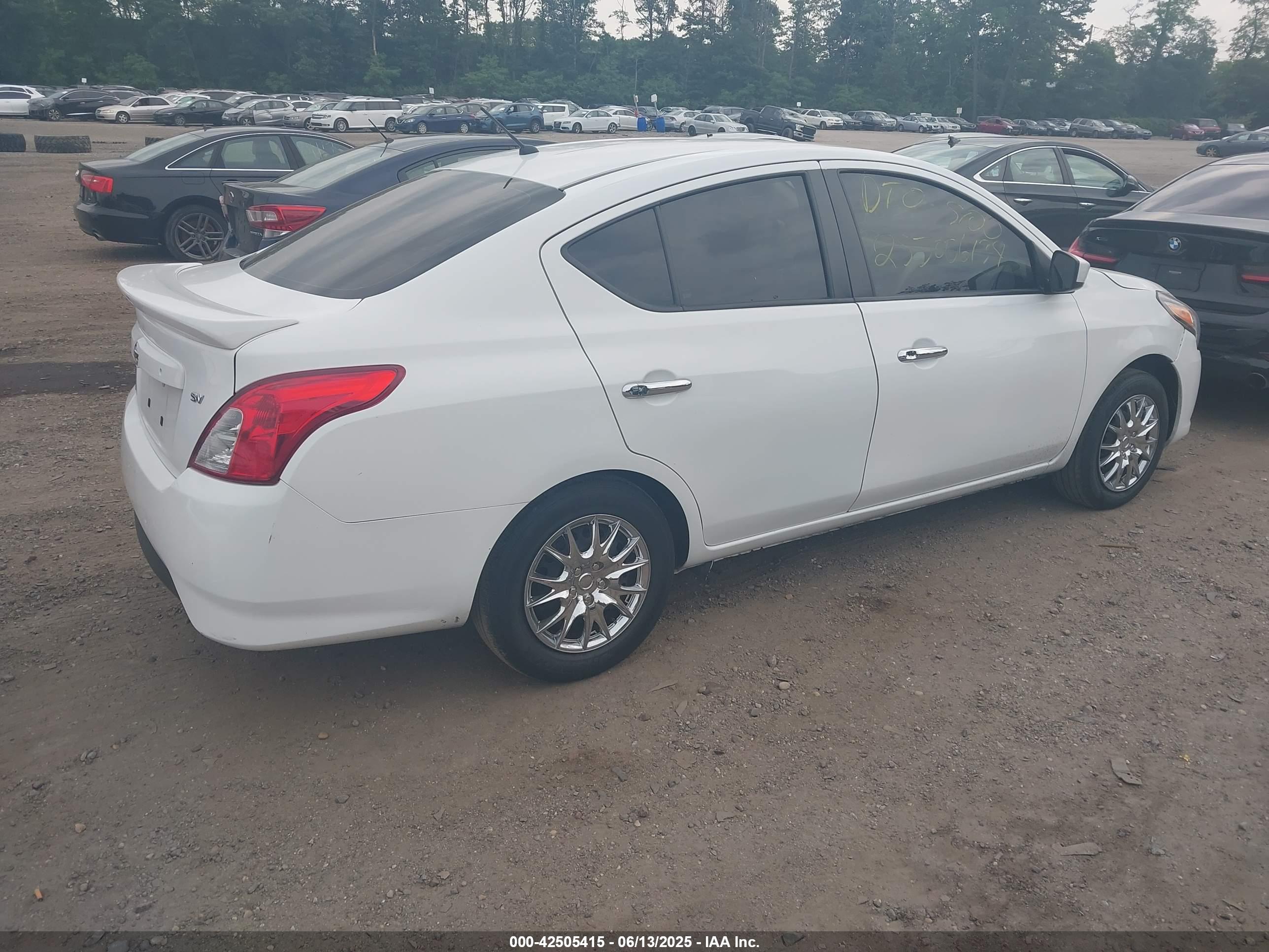 NISSAN VERSA image 4