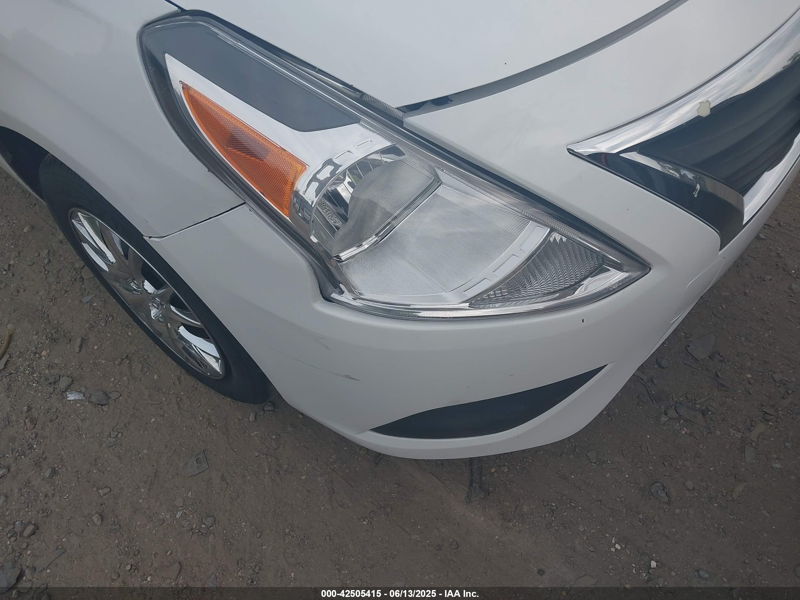 NISSAN VERSA image 6