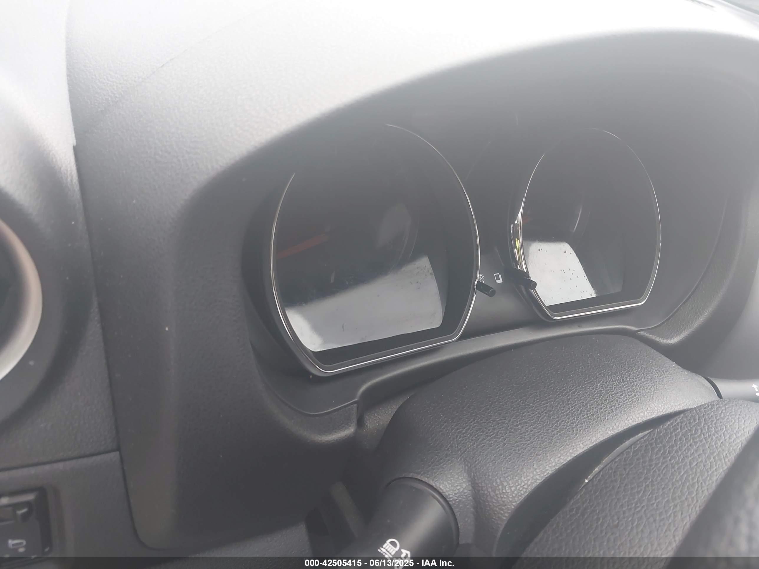 NISSAN VERSA image 7