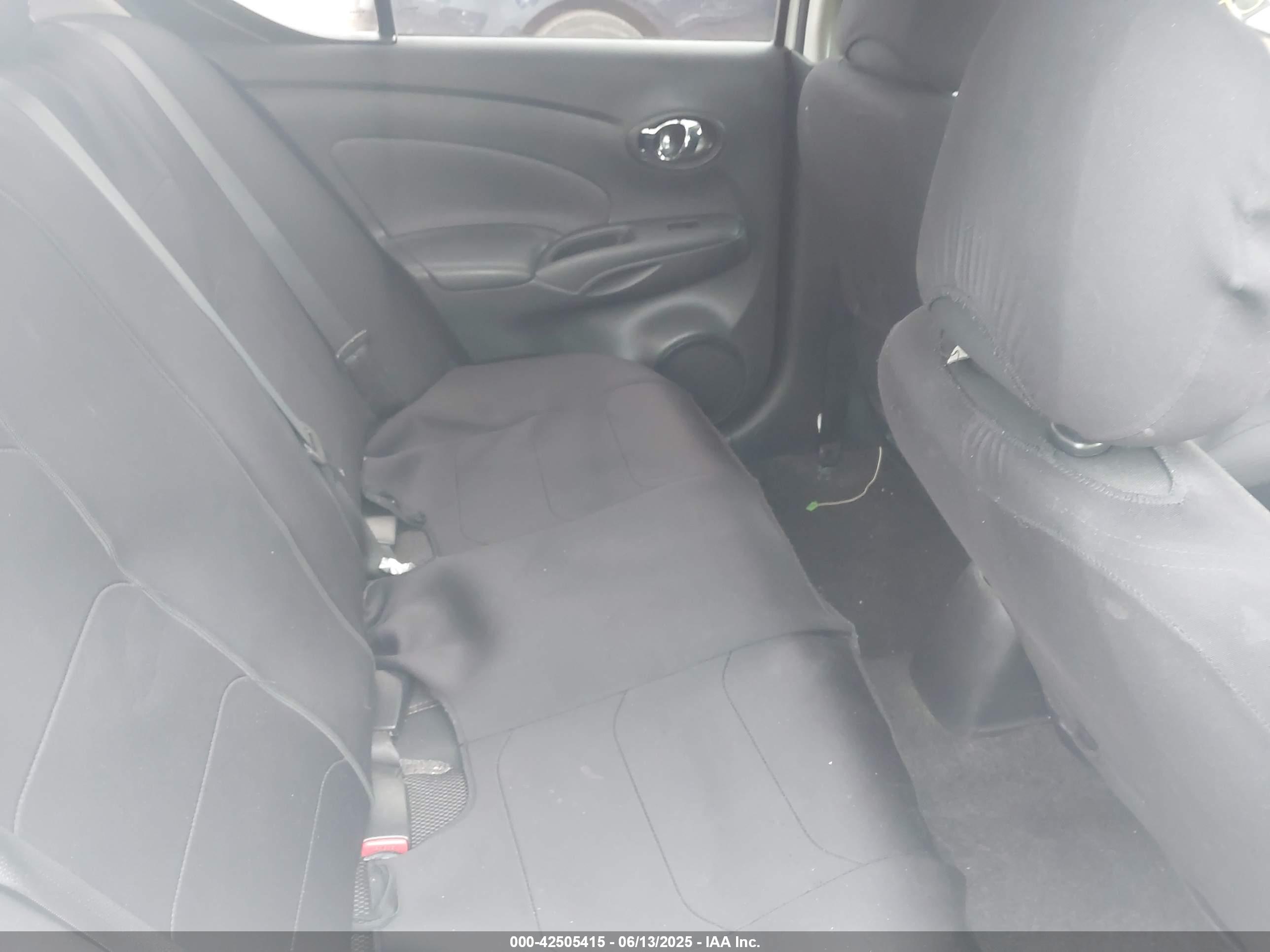 NISSAN VERSA image 8