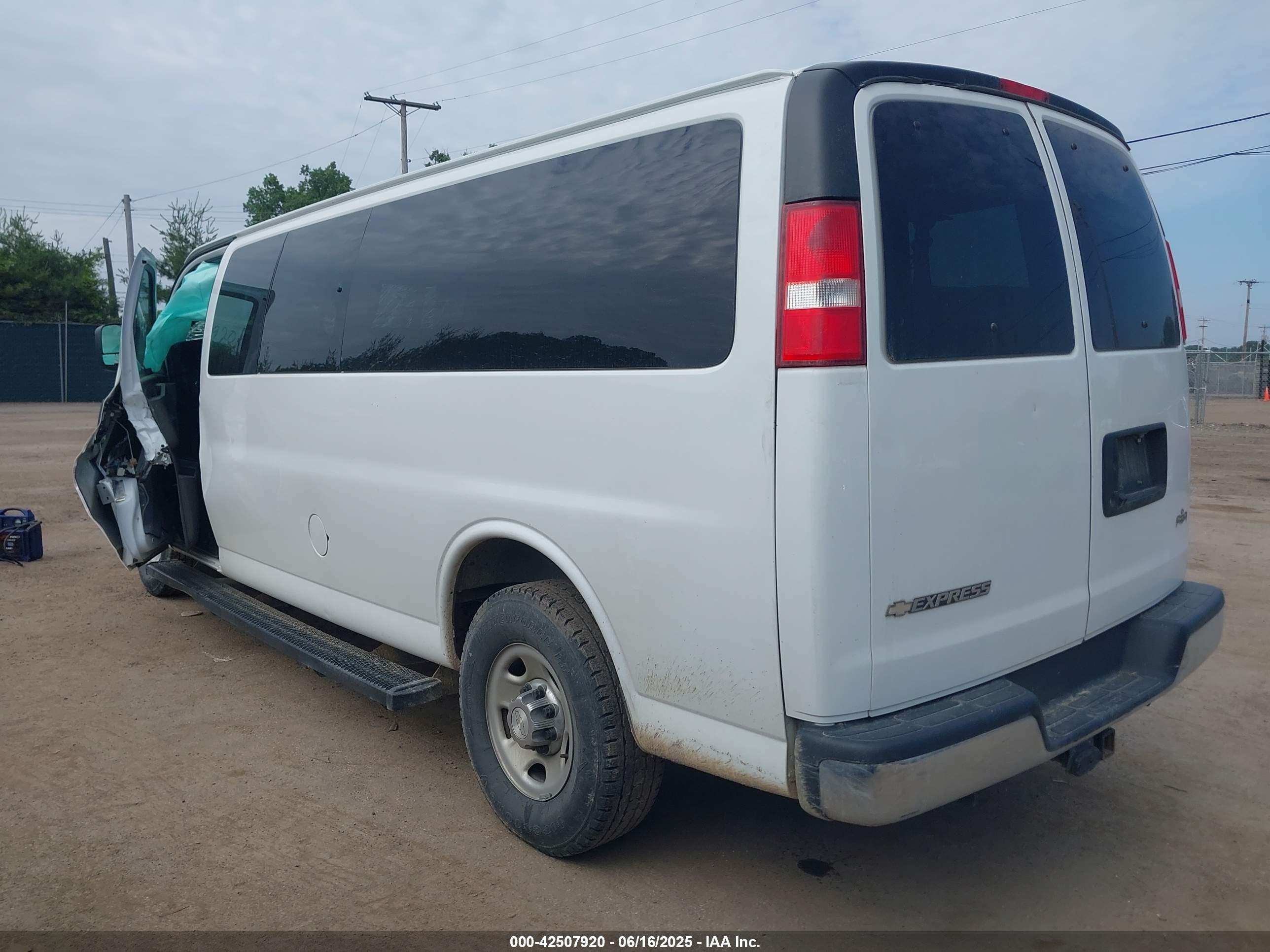 CHEVROLET EXPRESS image 3