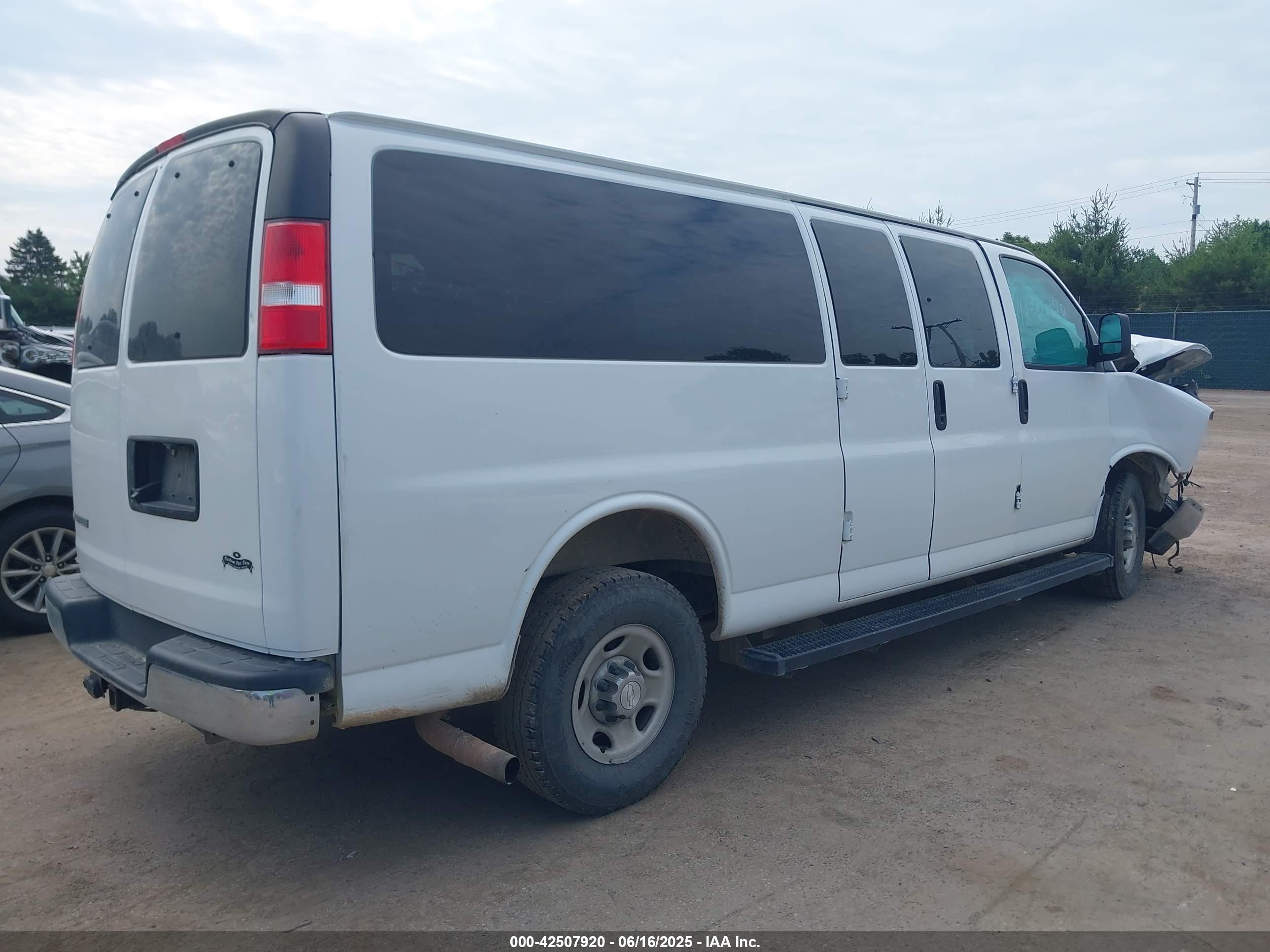 CHEVROLET EXPRESS image 4