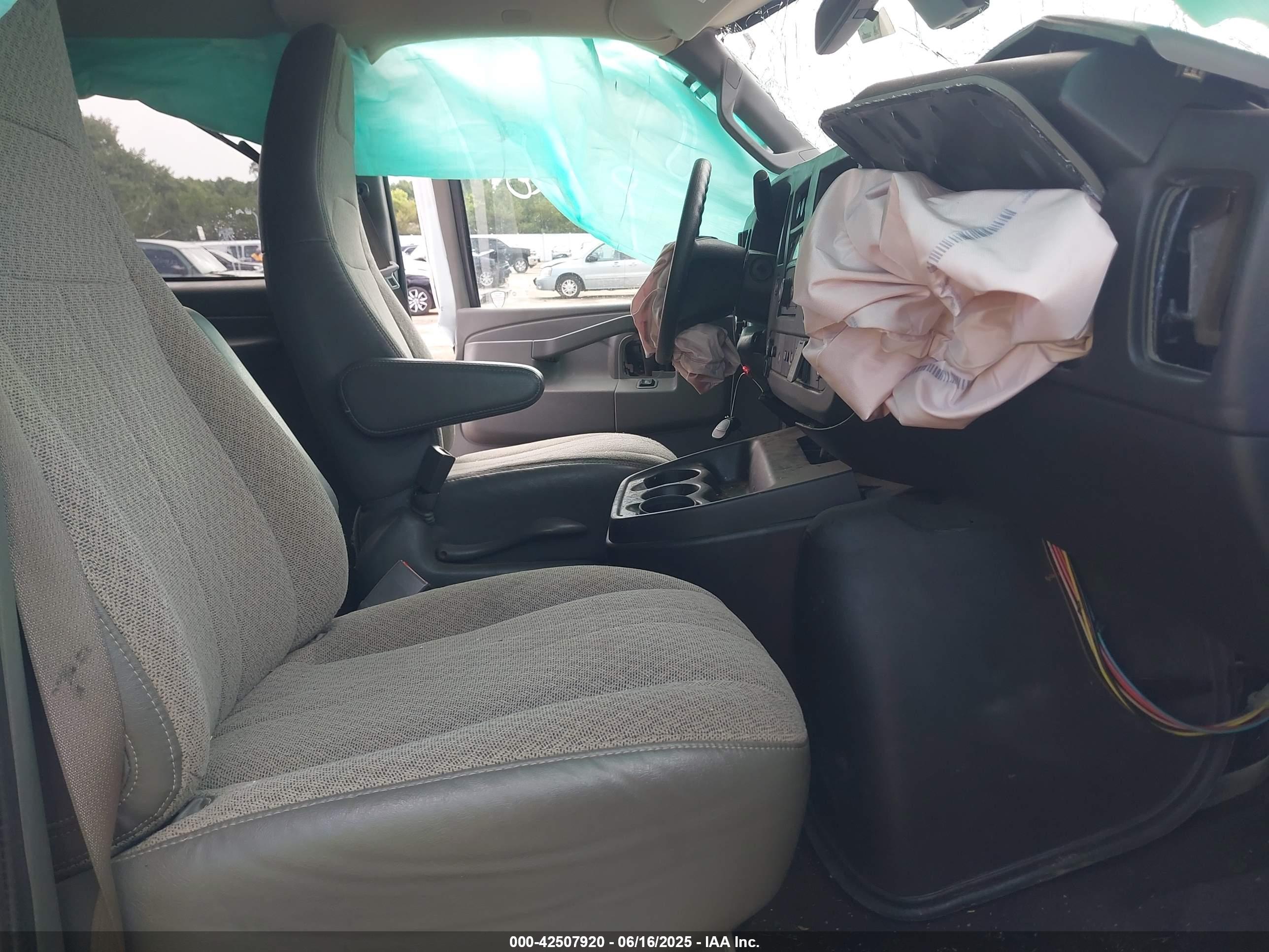 CHEVROLET EXPRESS image 5