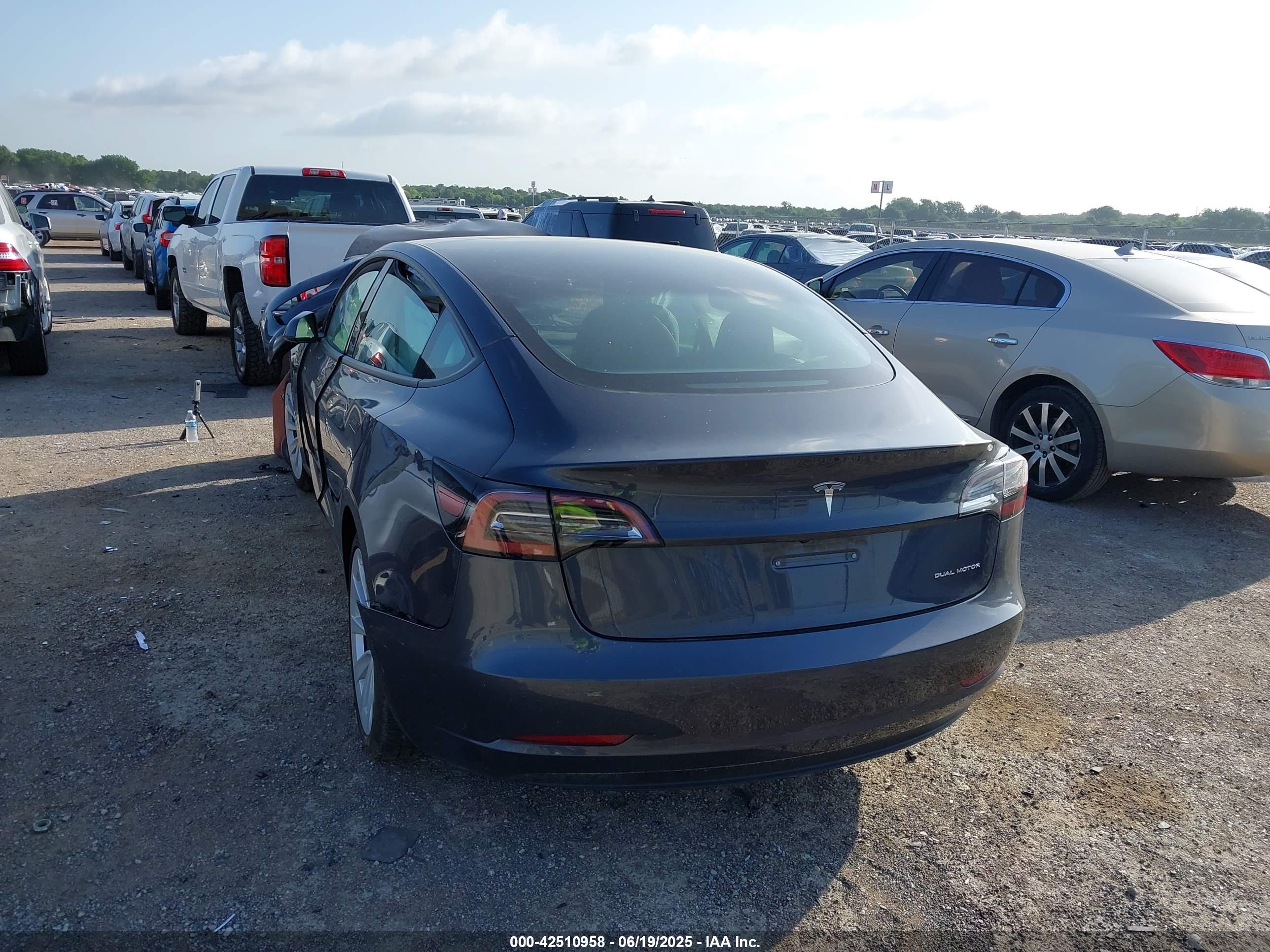 TESLA MODEL image 3