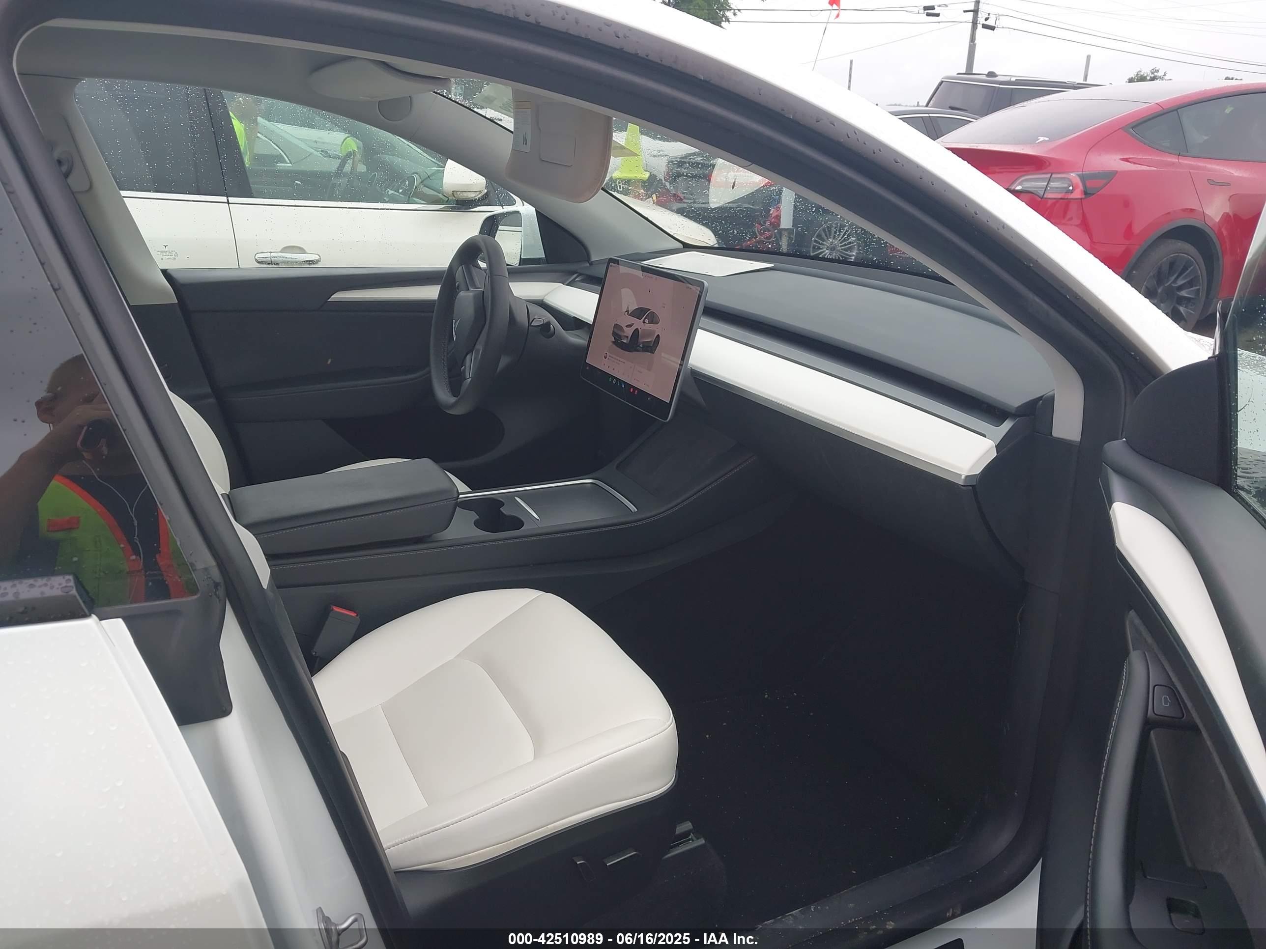 TESLA MODEL image 5