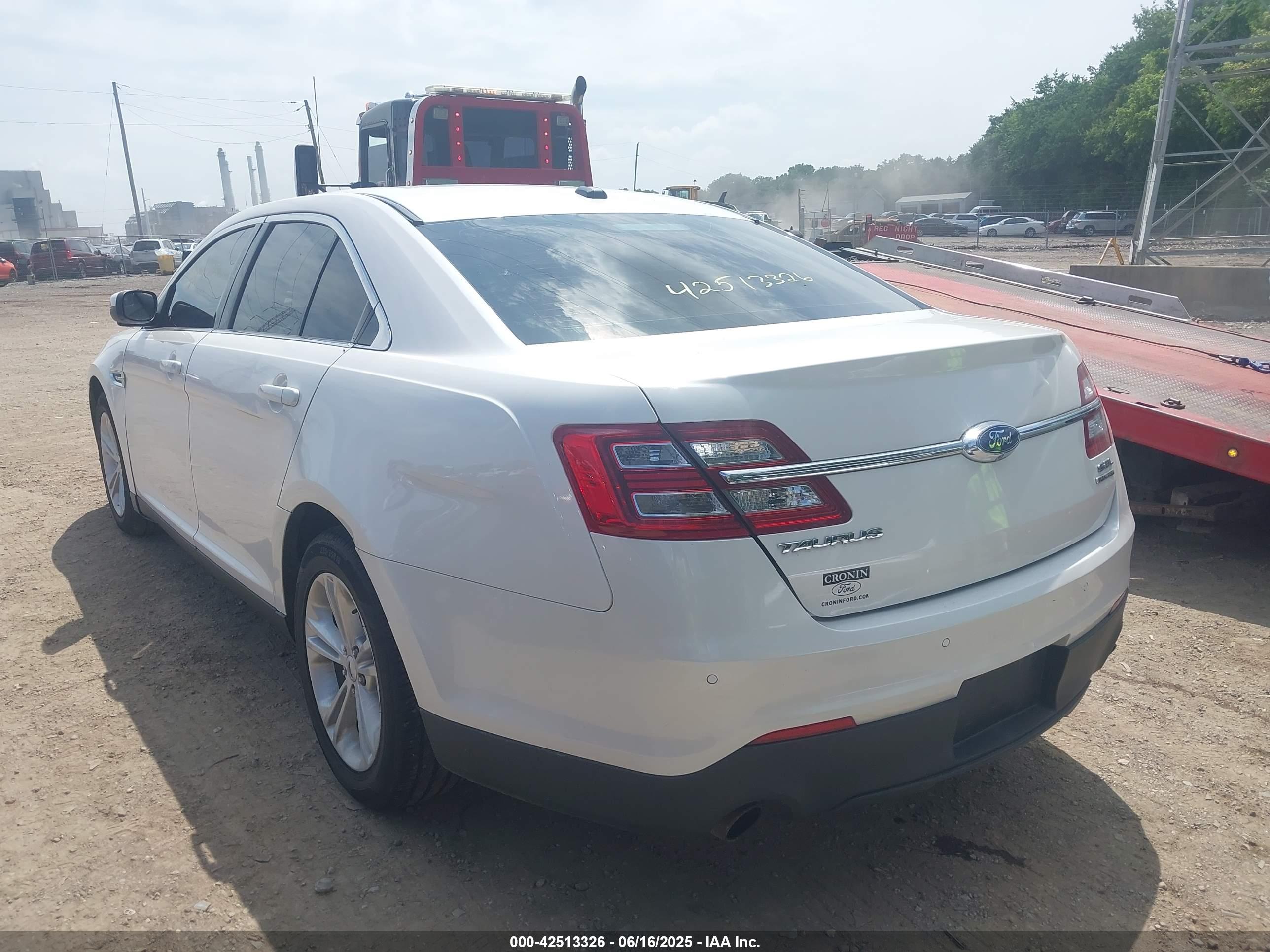 FORD TAURUS image 3