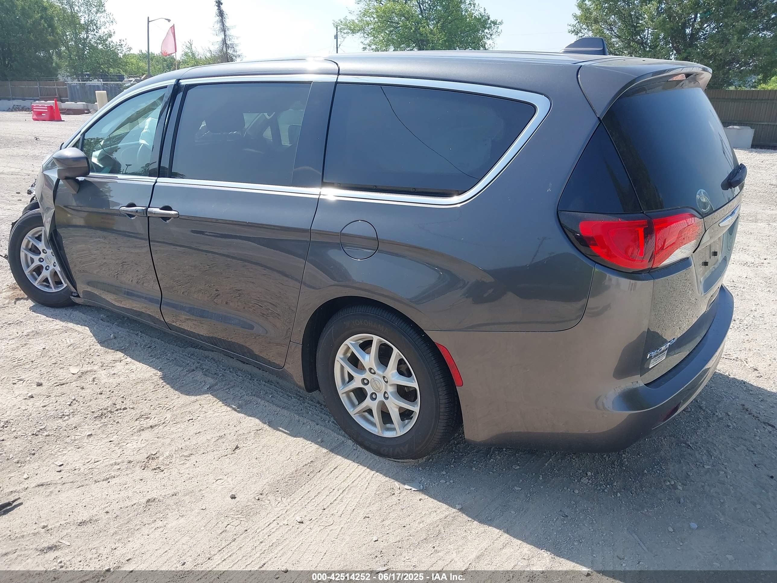 CHRYSLER PACIFICA image 3
