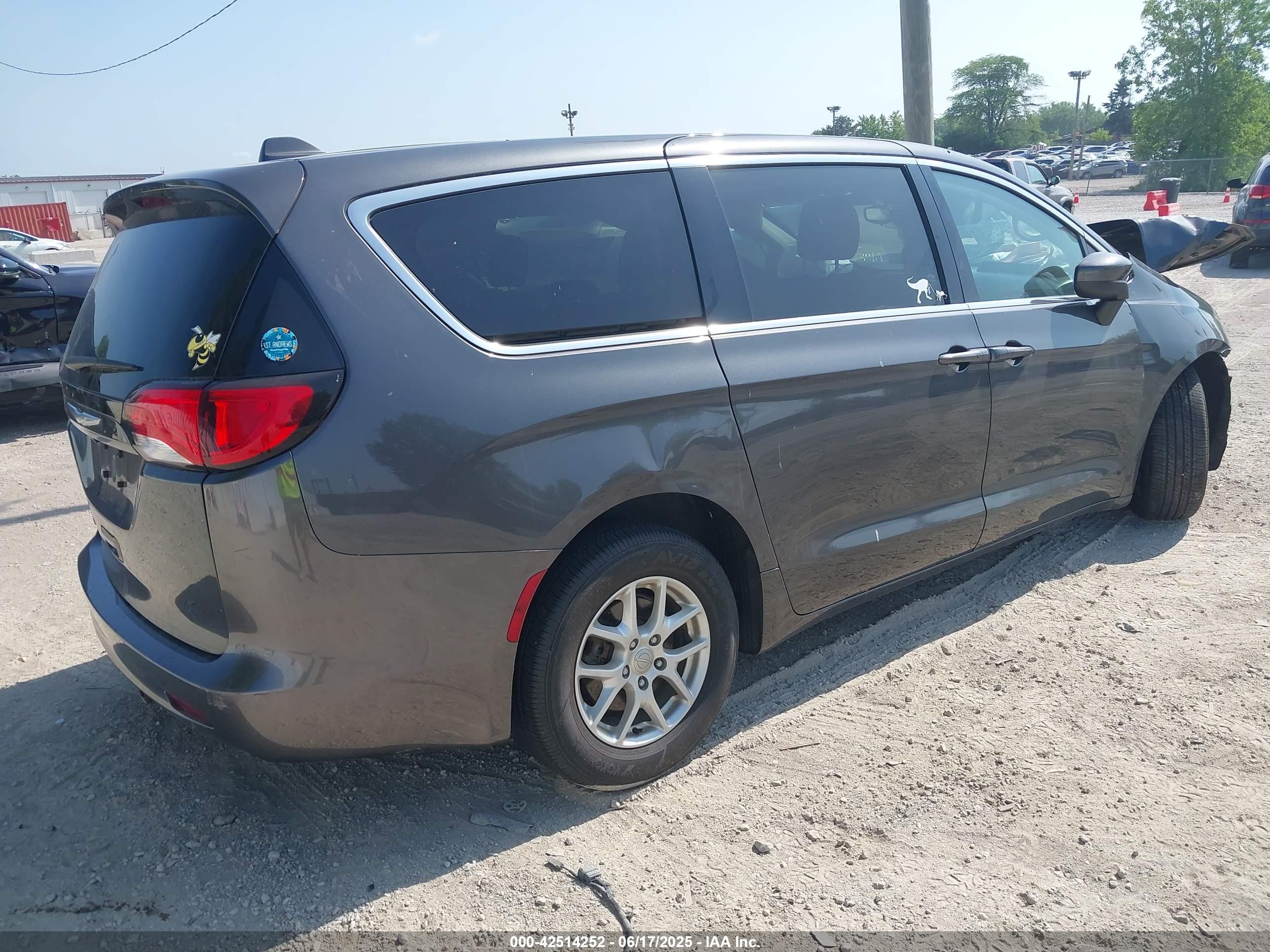 CHRYSLER PACIFICA image 4