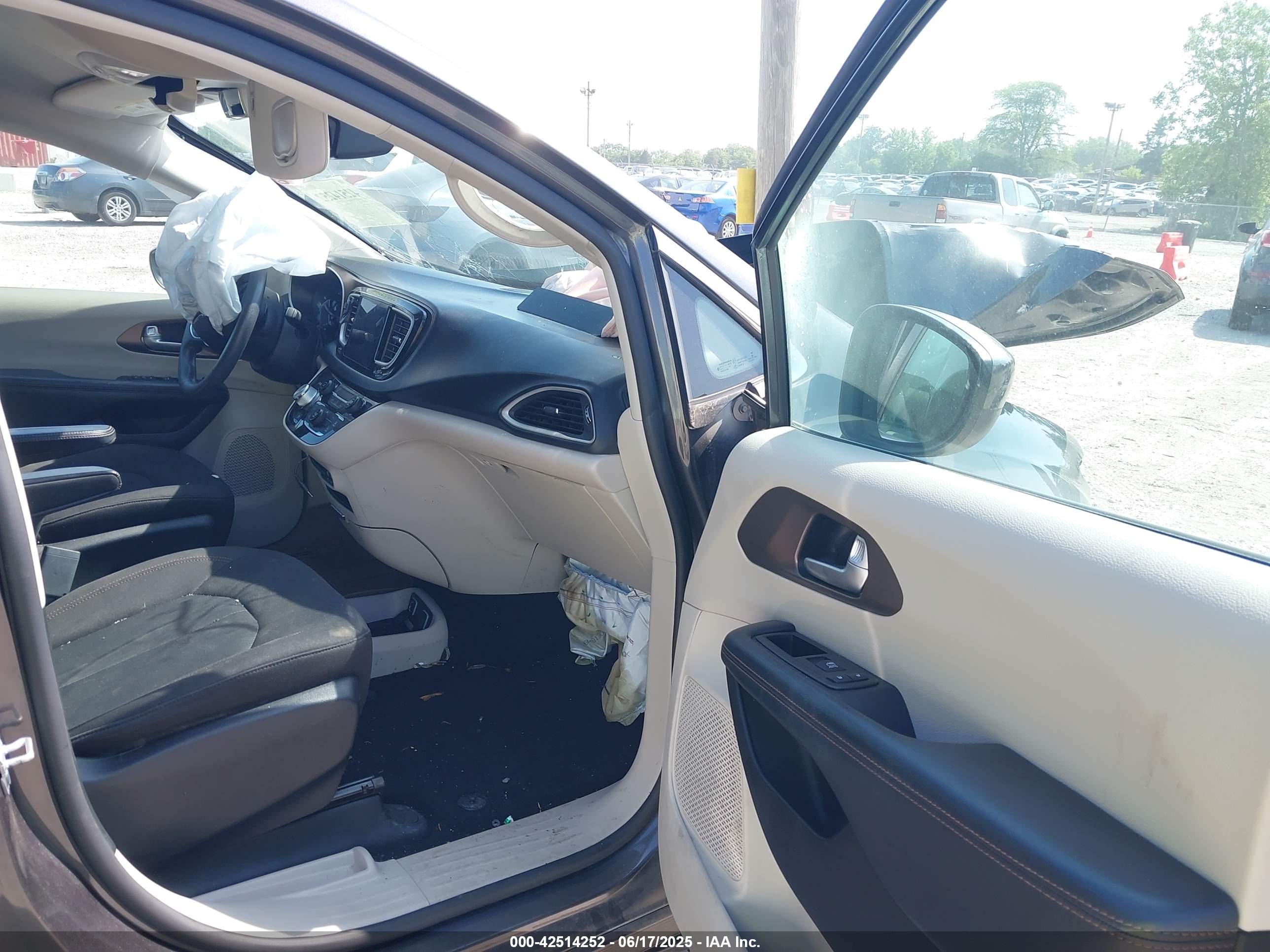 CHRYSLER PACIFICA image 5