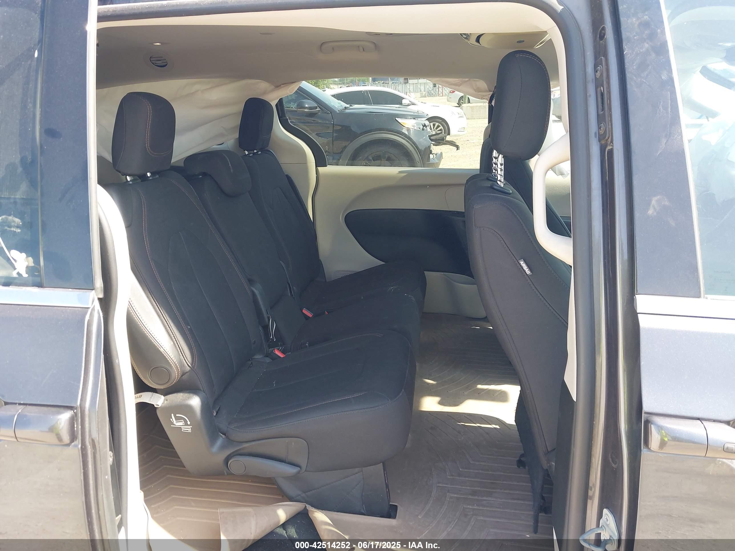 CHRYSLER PACIFICA image 8