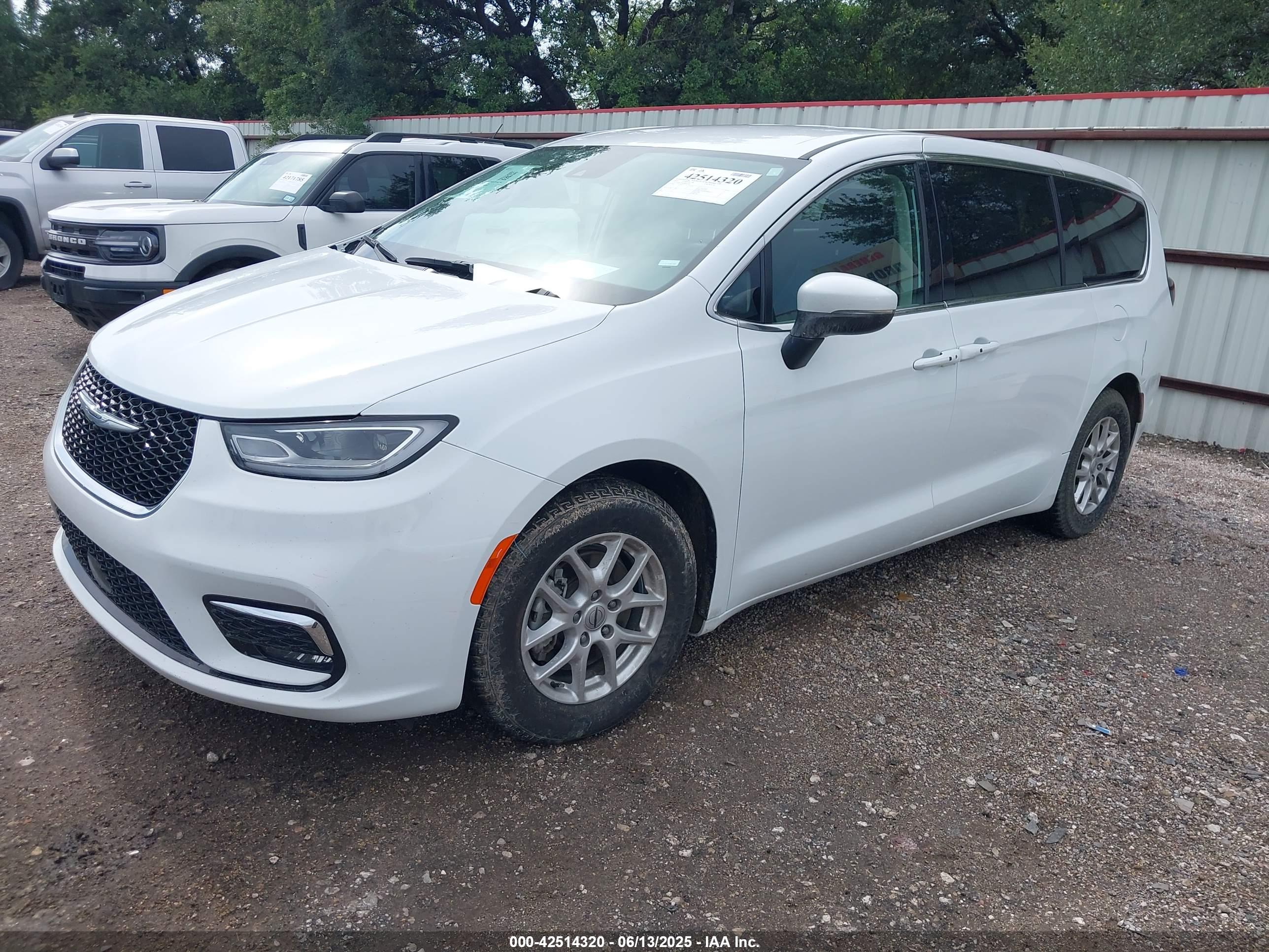 CHRYSLER PACIFICA image 2