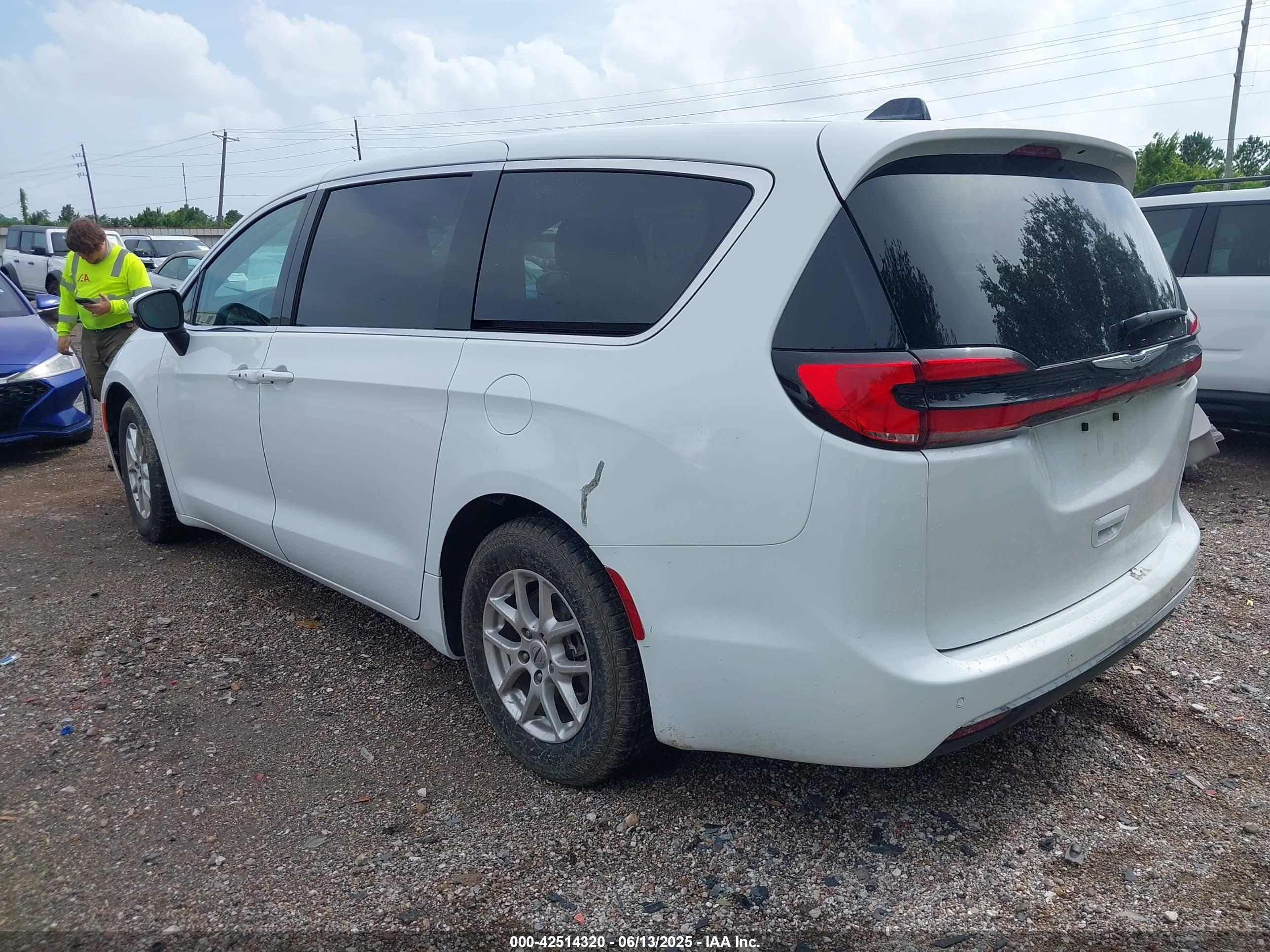 CHRYSLER PACIFICA image 3