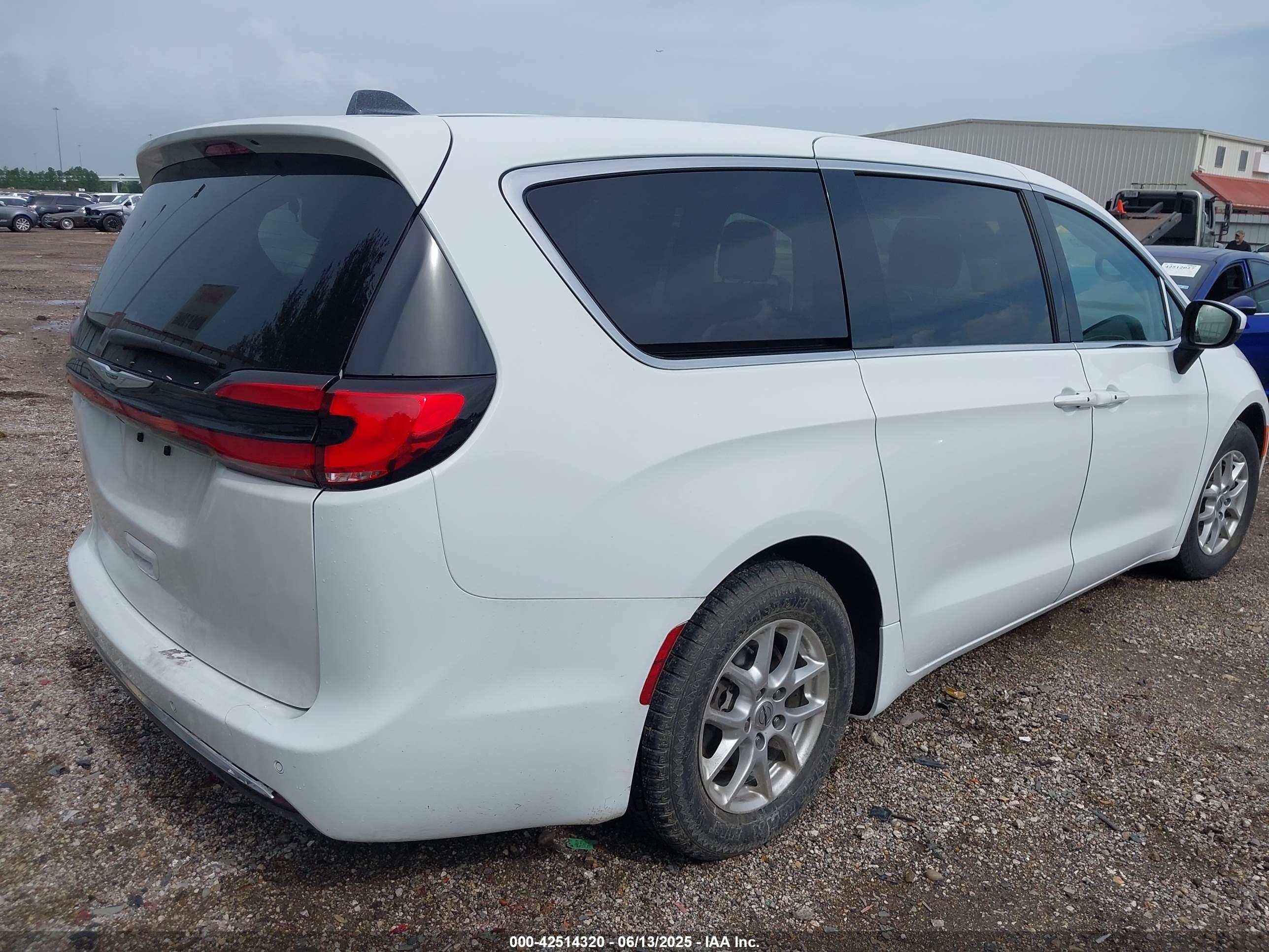 CHRYSLER PACIFICA image 4