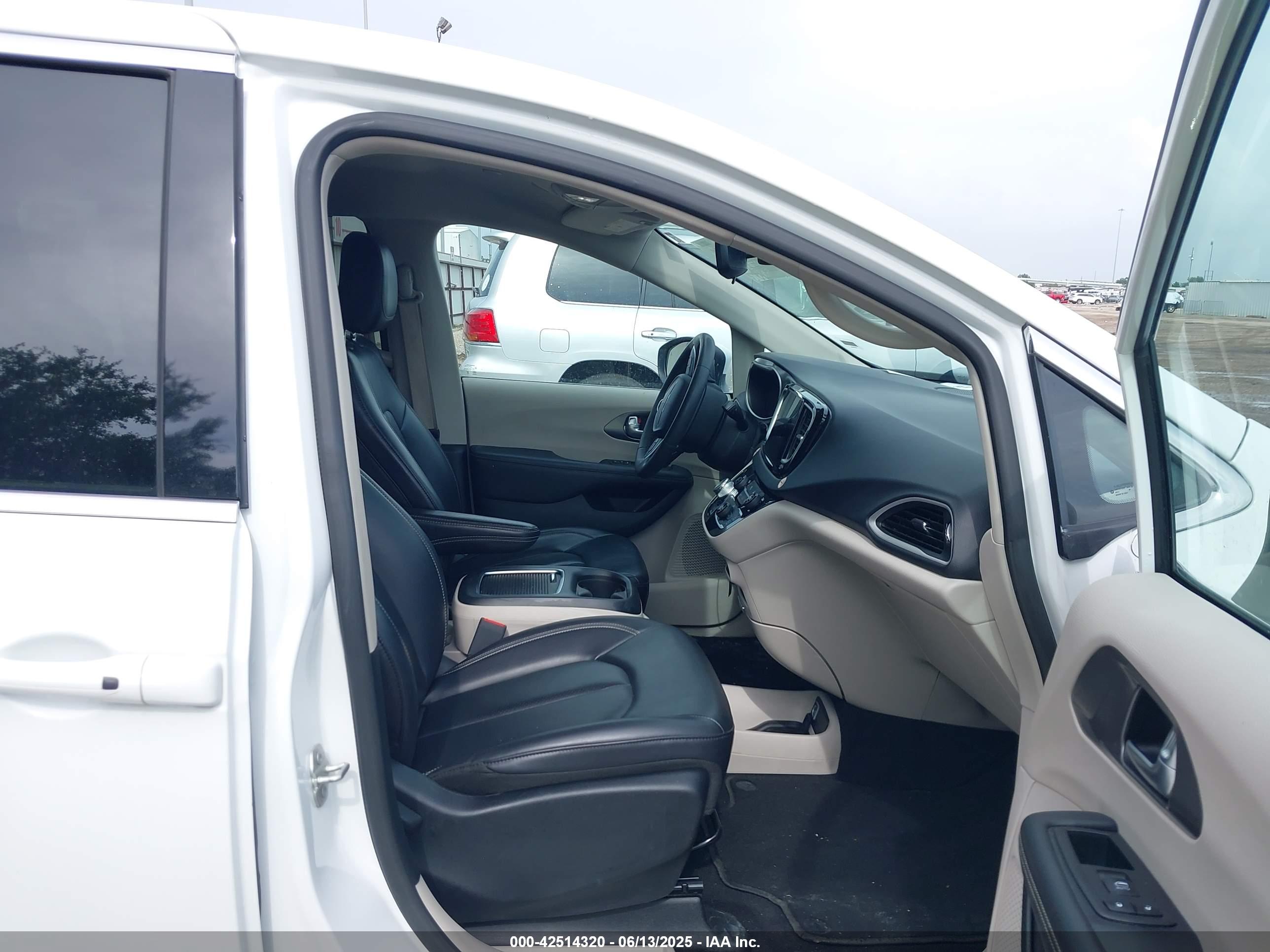 CHRYSLER PACIFICA image 5