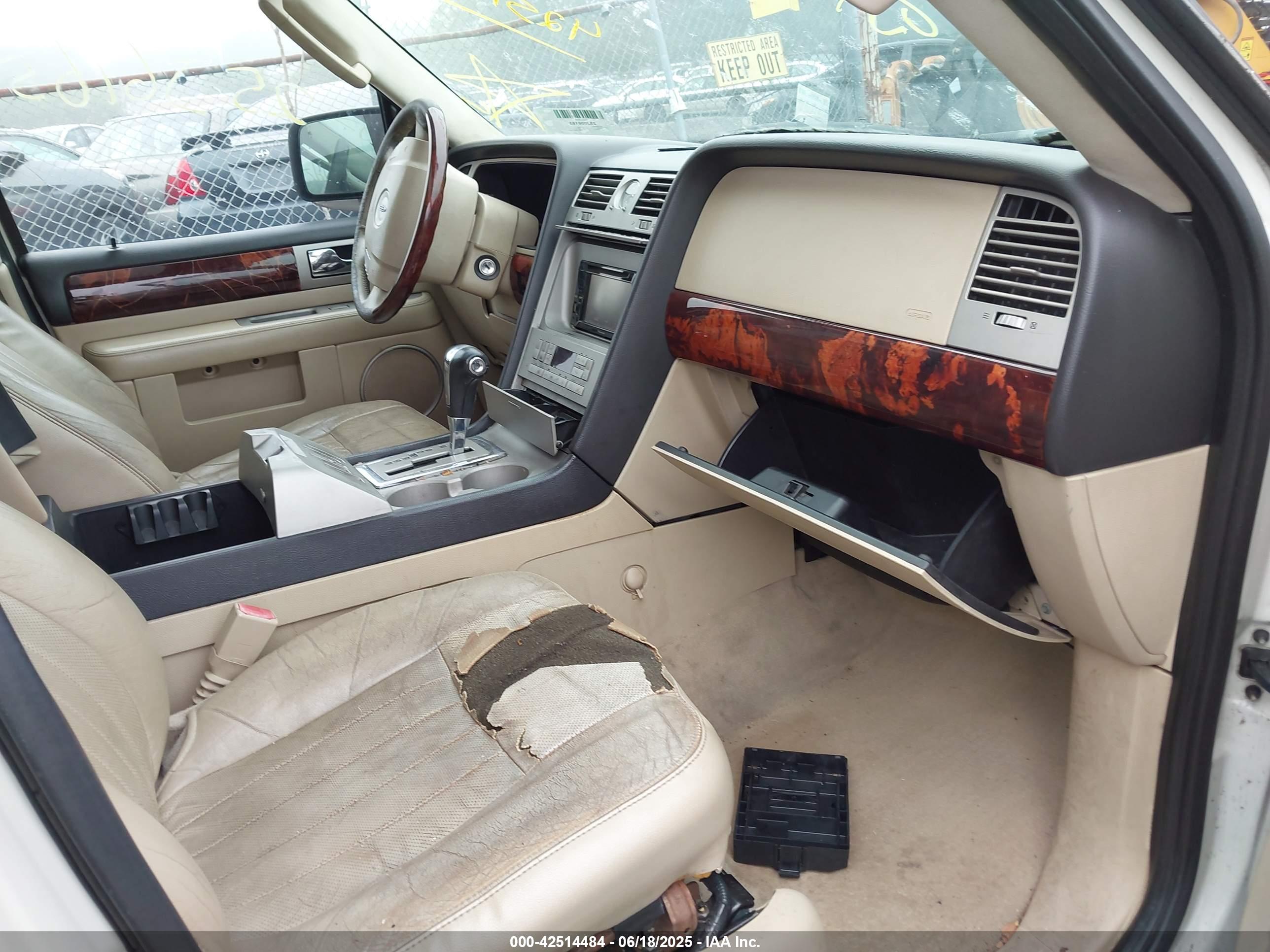 LINCOLN NAVIGATOR image 5