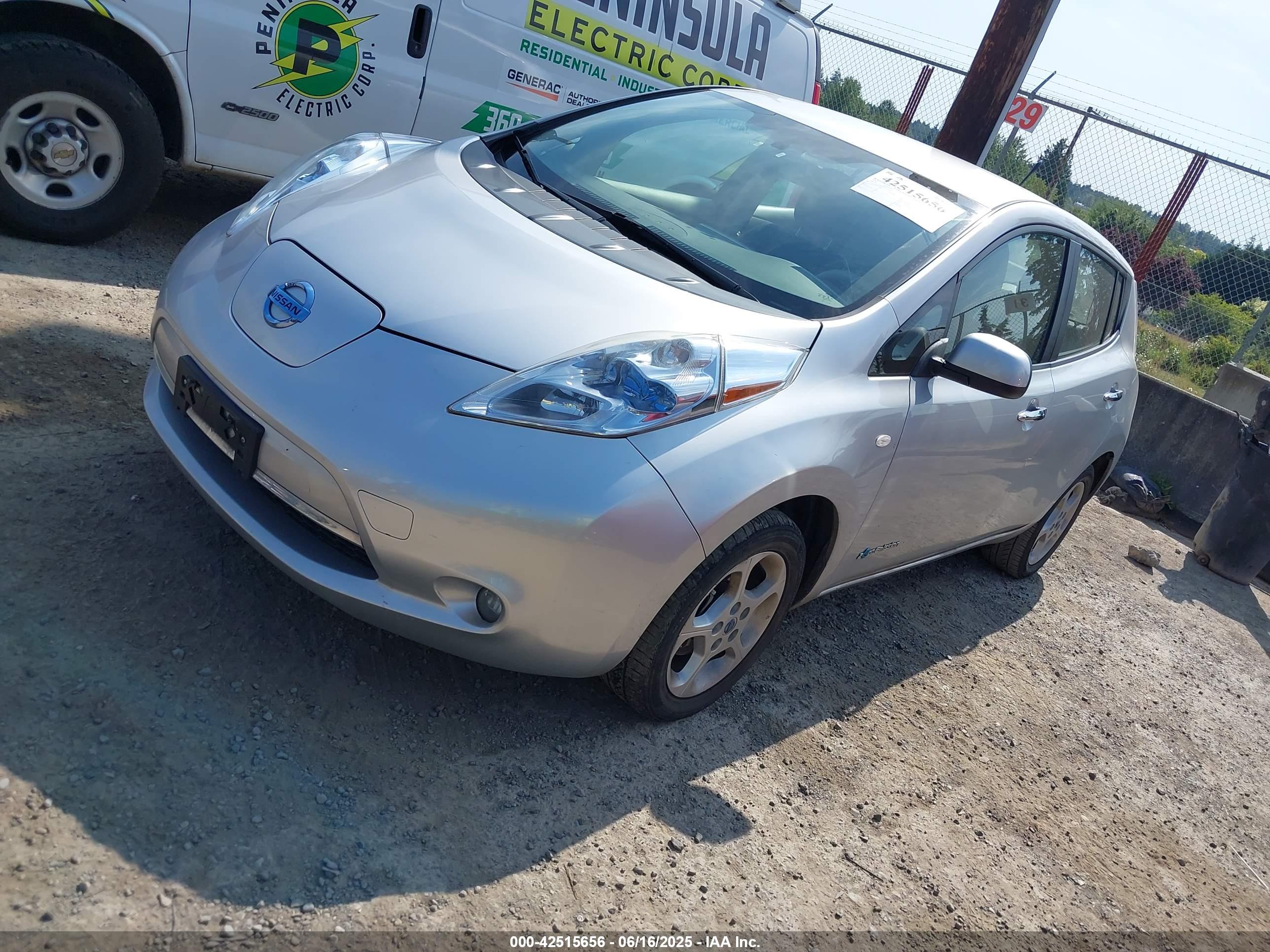 NISSAN LEAF image 2