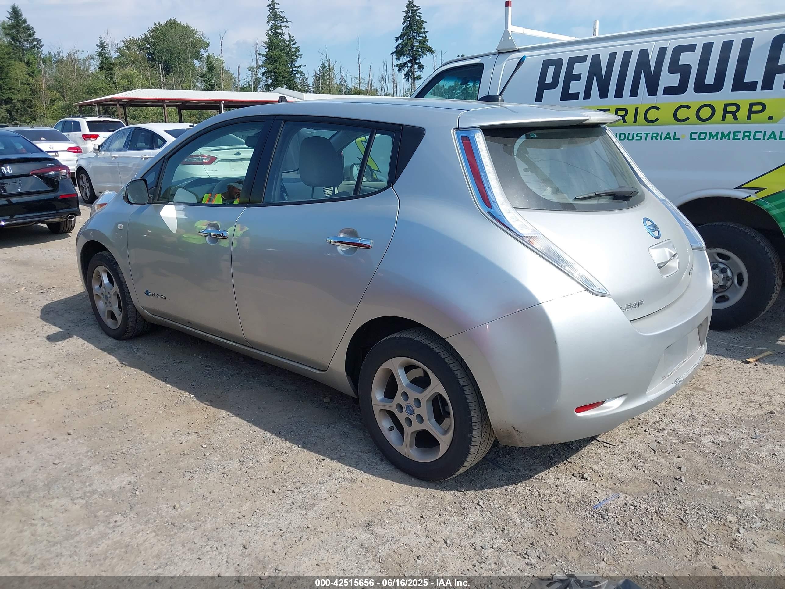 NISSAN LEAF image 3