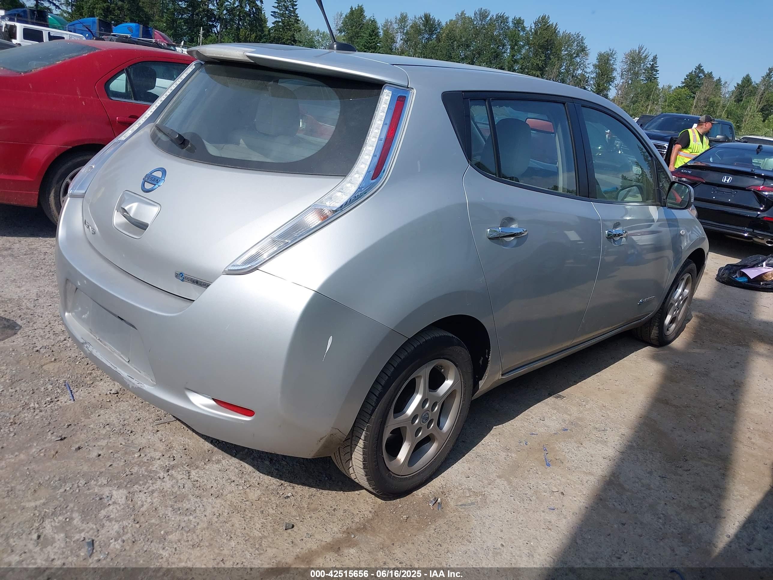 NISSAN LEAF image 4