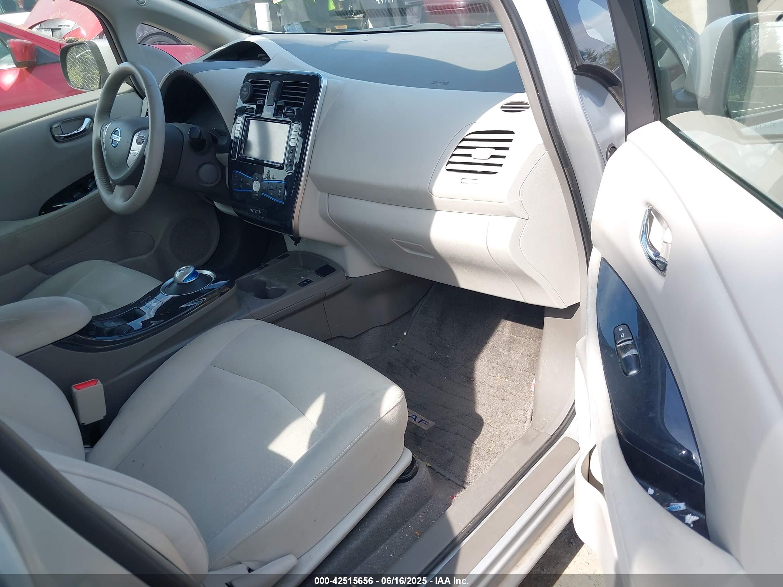 NISSAN LEAF image 5