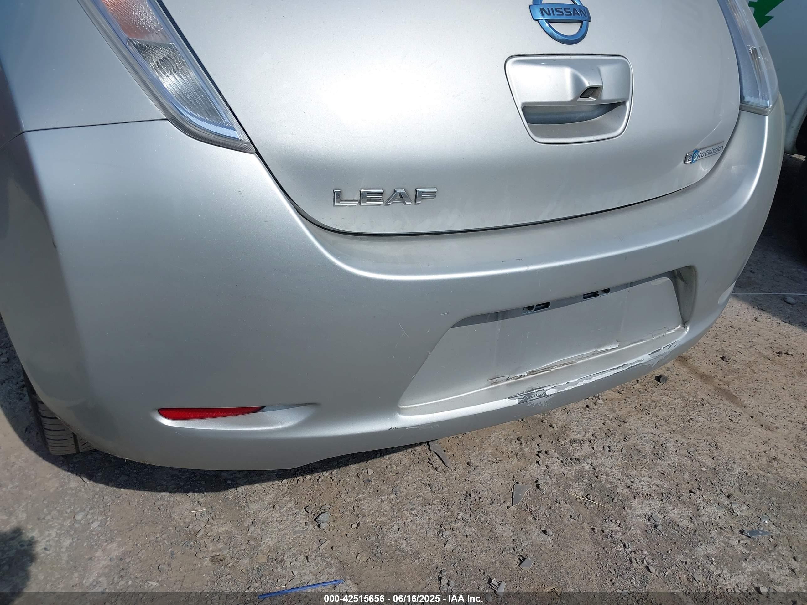 NISSAN LEAF image 6