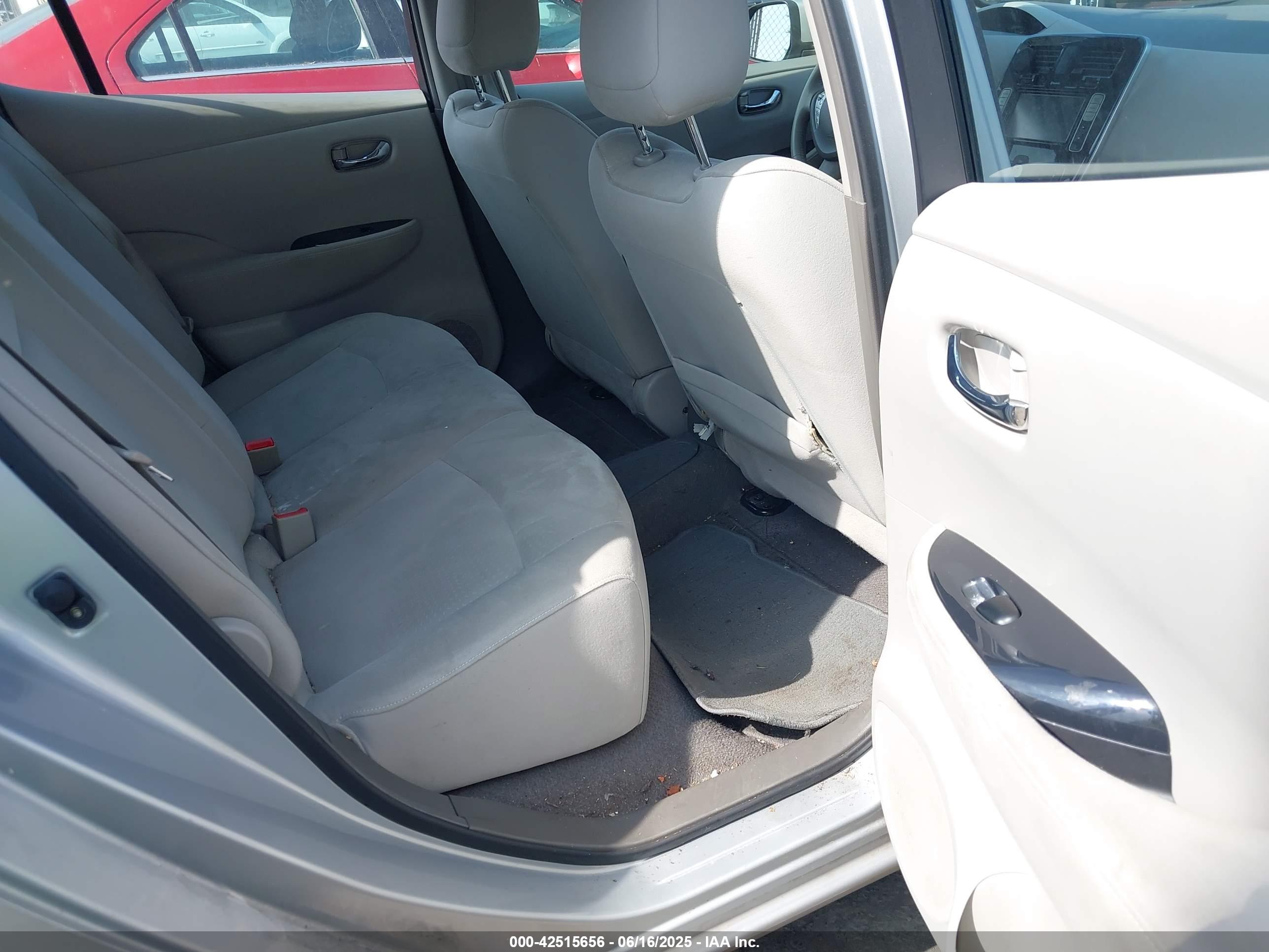 NISSAN LEAF image 8