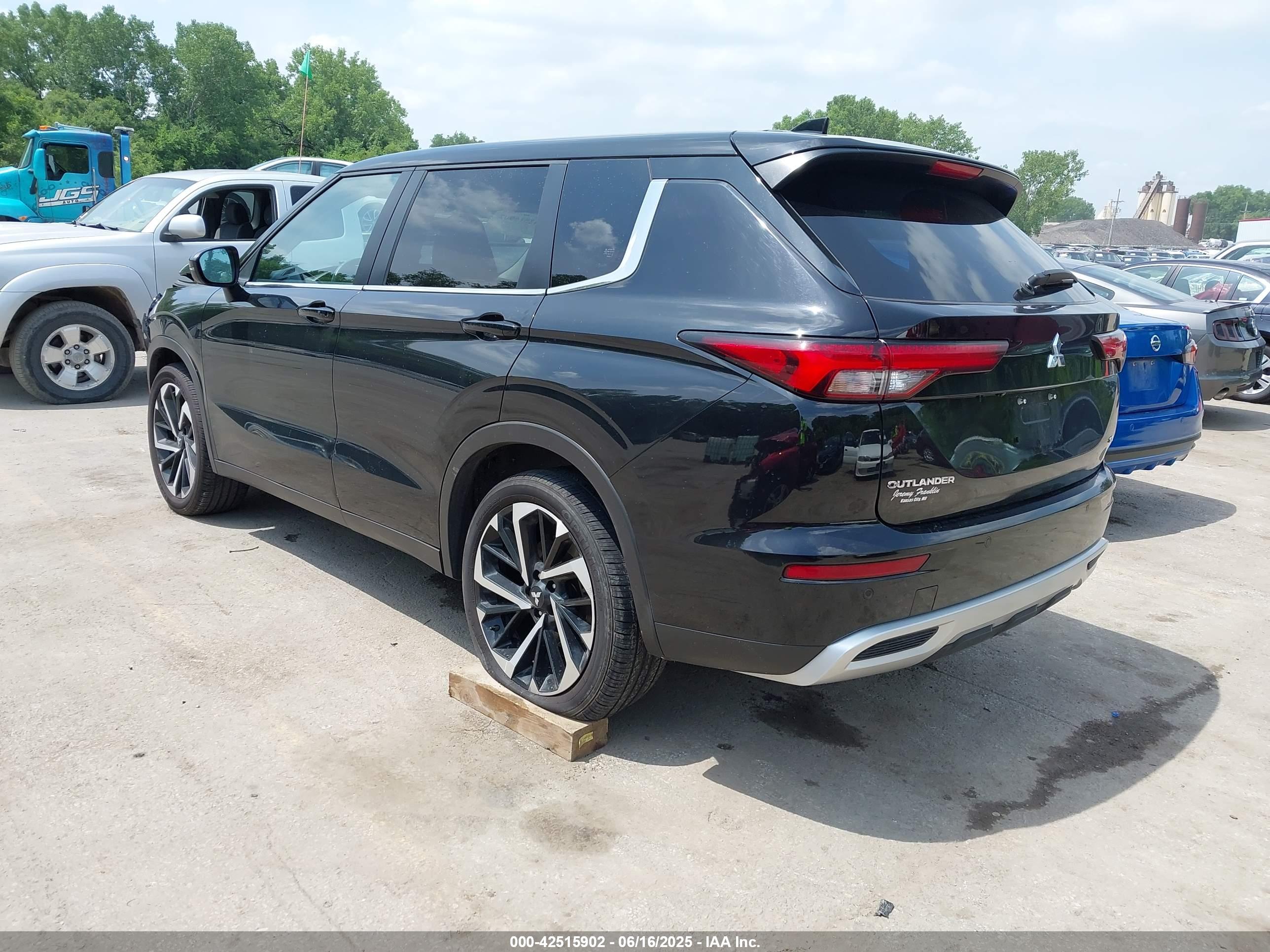 MITSUBISHI OUTLANDER image 3
