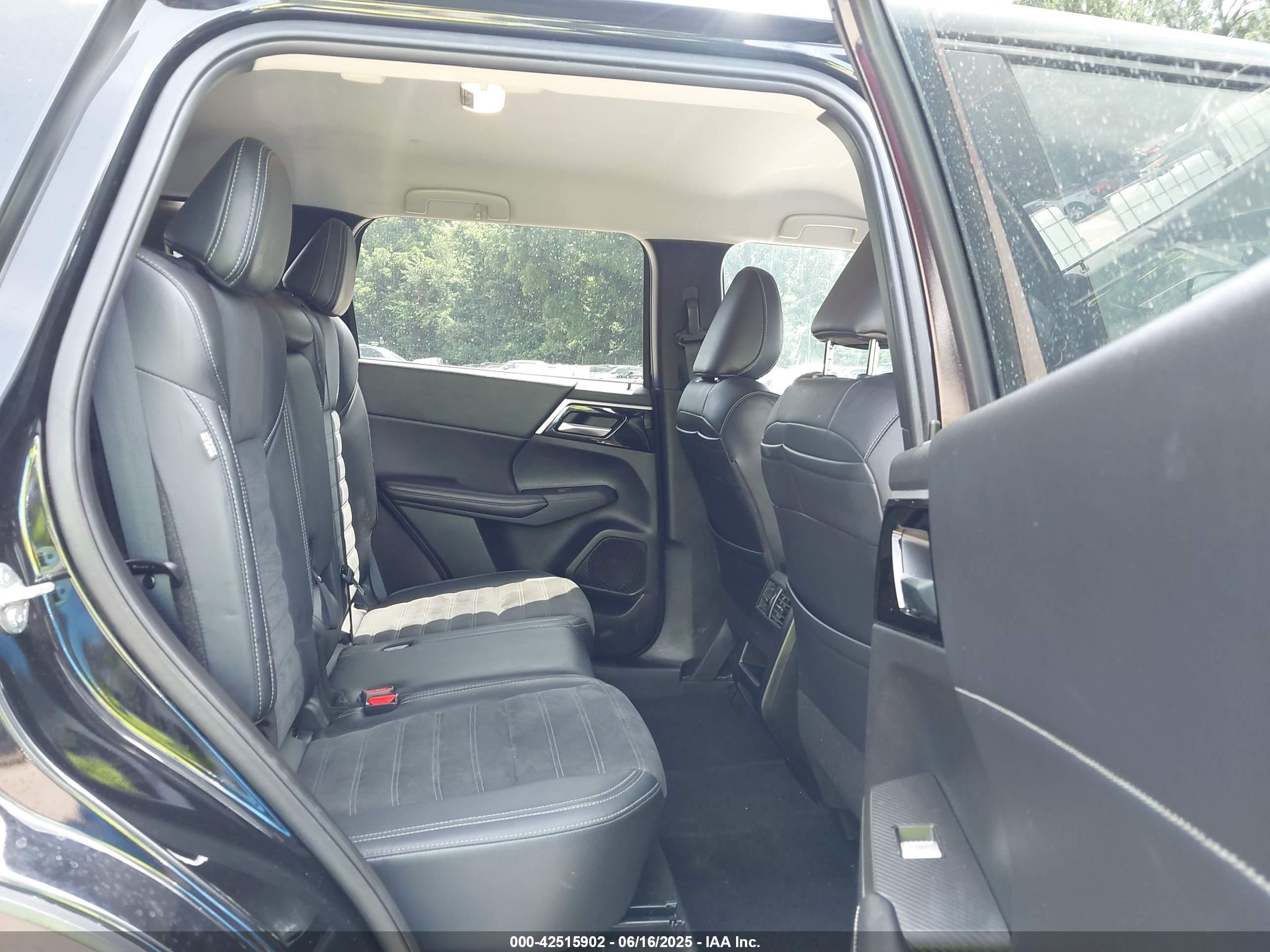 MITSUBISHI OUTLANDER image 8