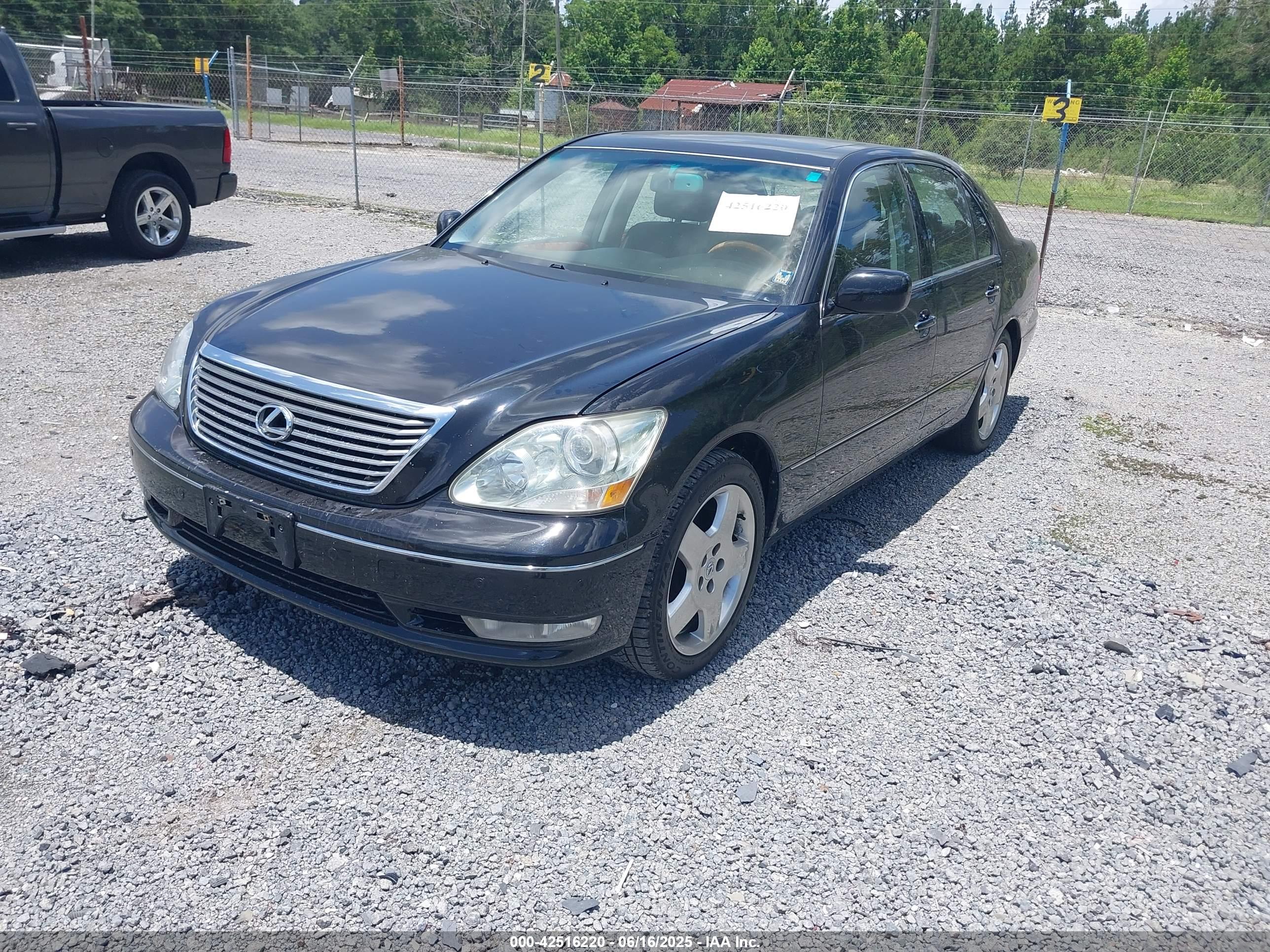 LEXUS LS image 2