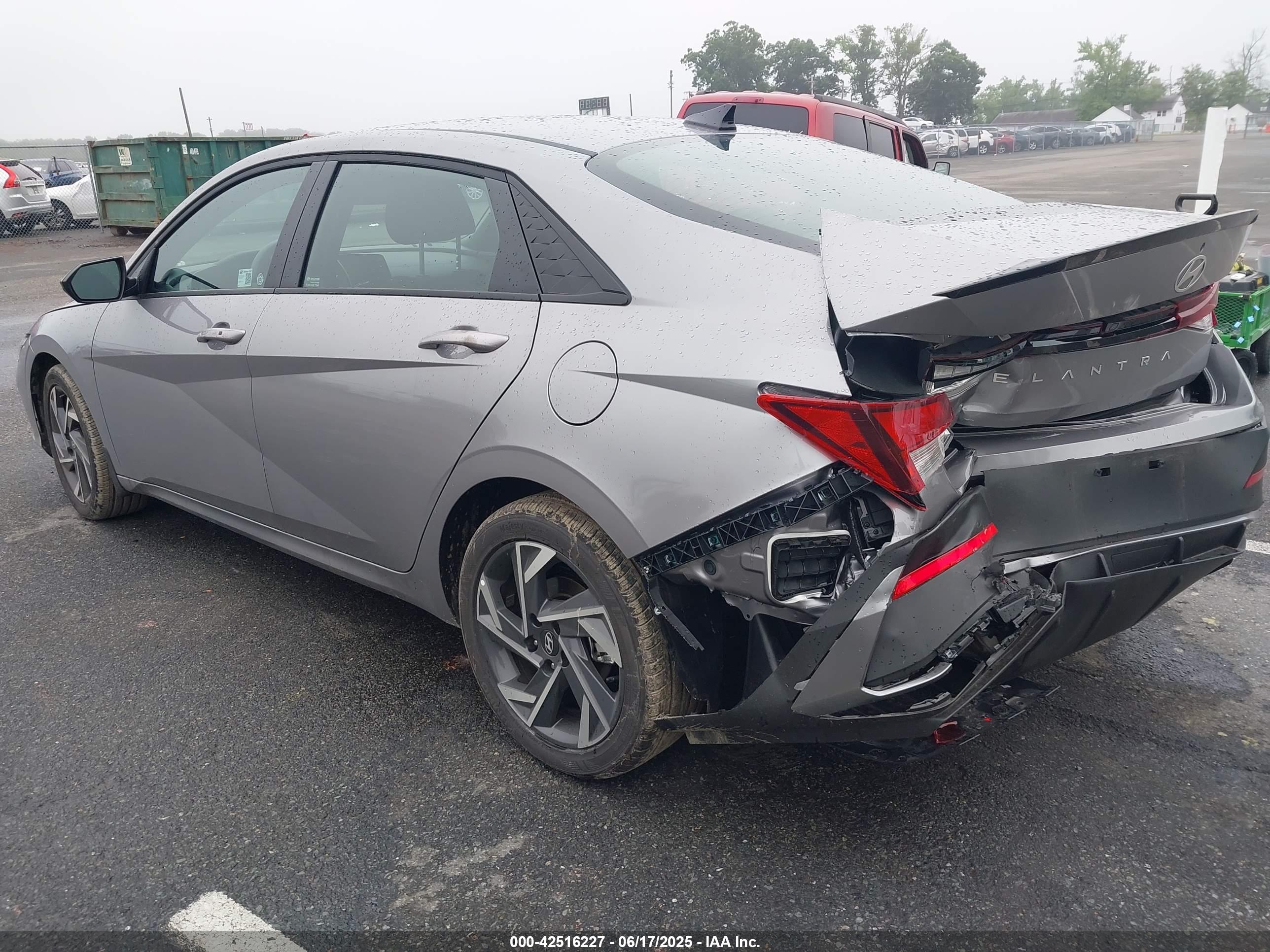 HYUNDAI ELANTRA image 3