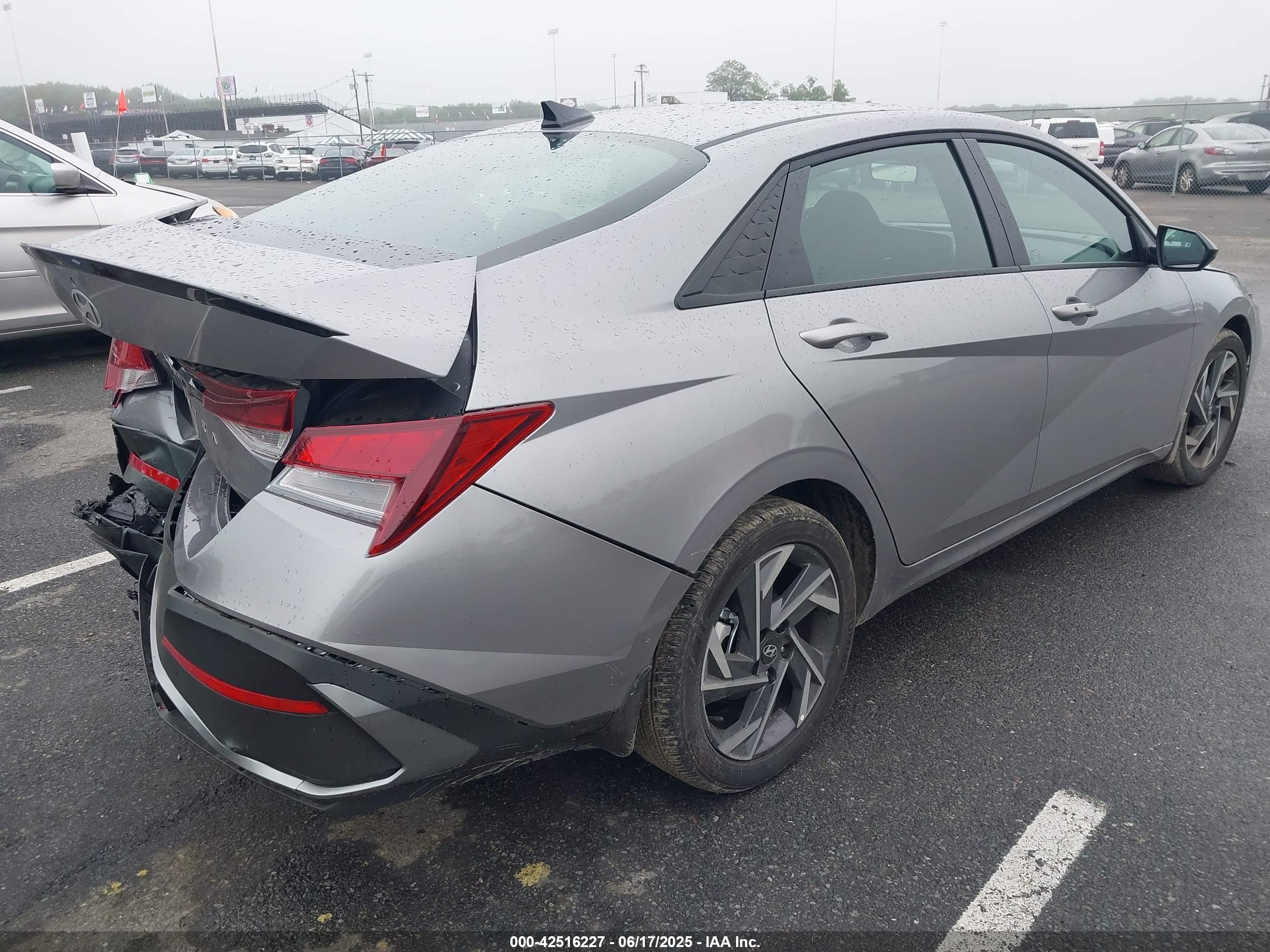 HYUNDAI ELANTRA image 4