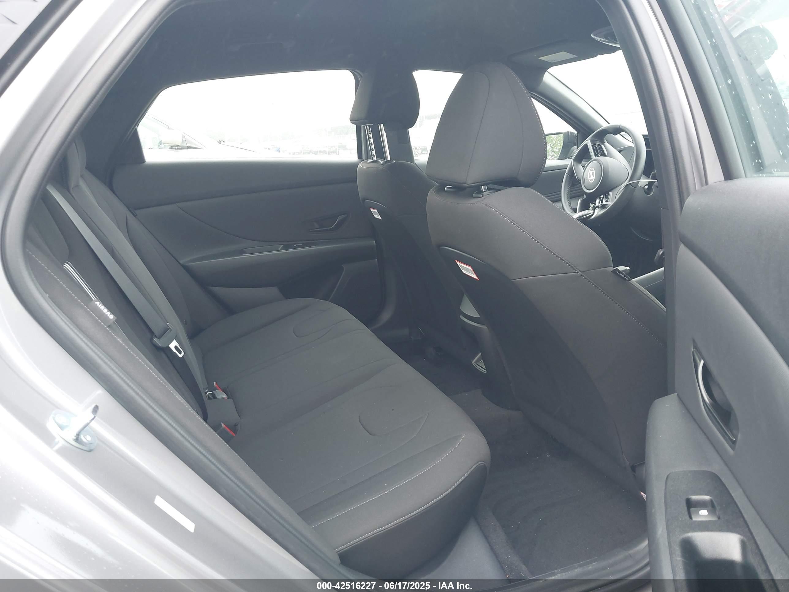 HYUNDAI ELANTRA image 8