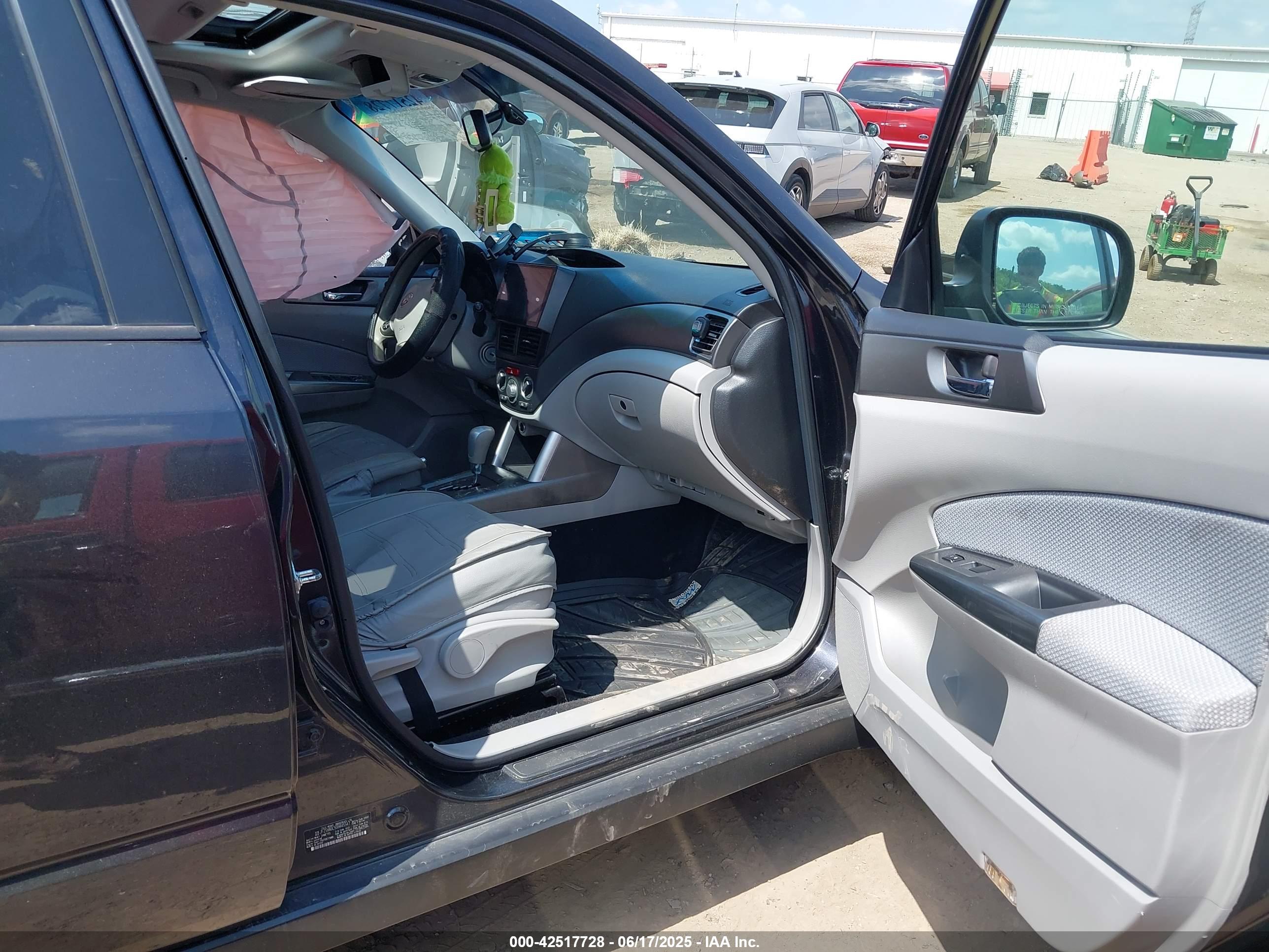 SUBARU FORESTER image 5