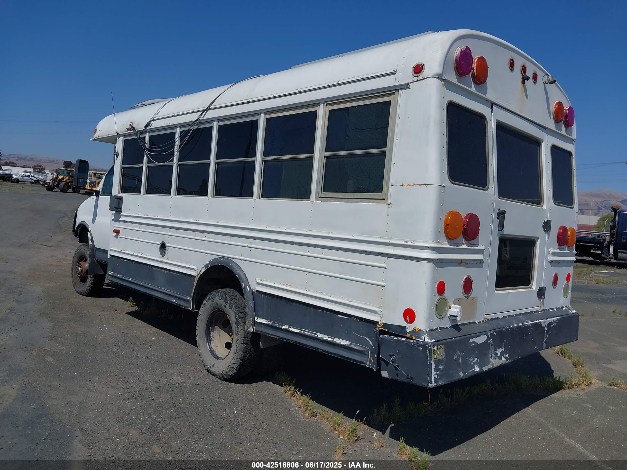 CHEVROLET EXPRESS image 3