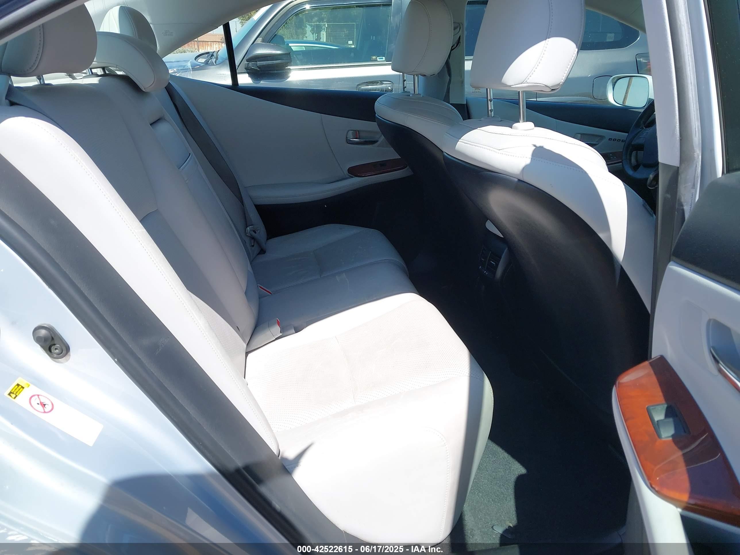 LEXUS HS image 8