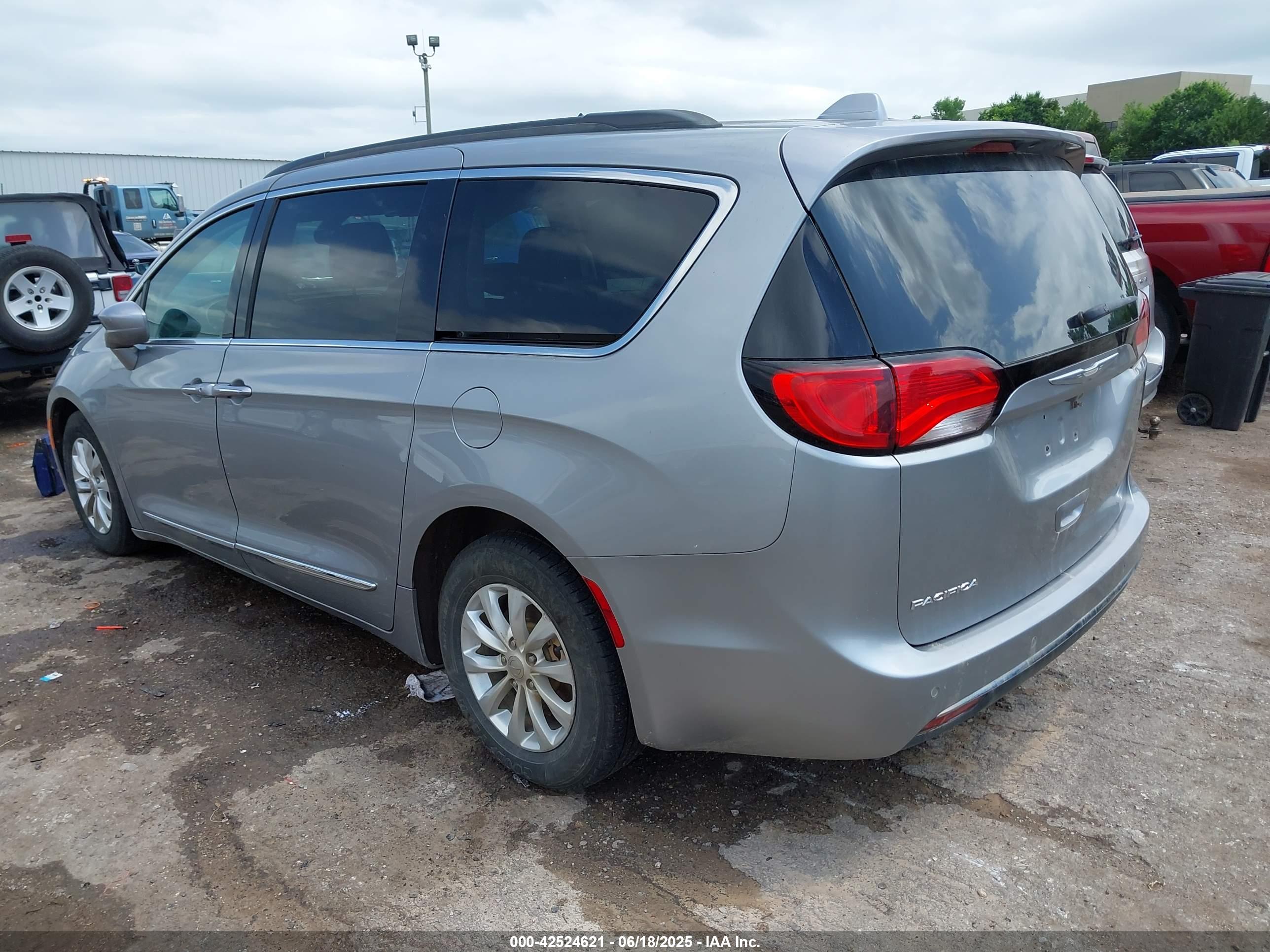 CHRYSLER PACIFICA image 3