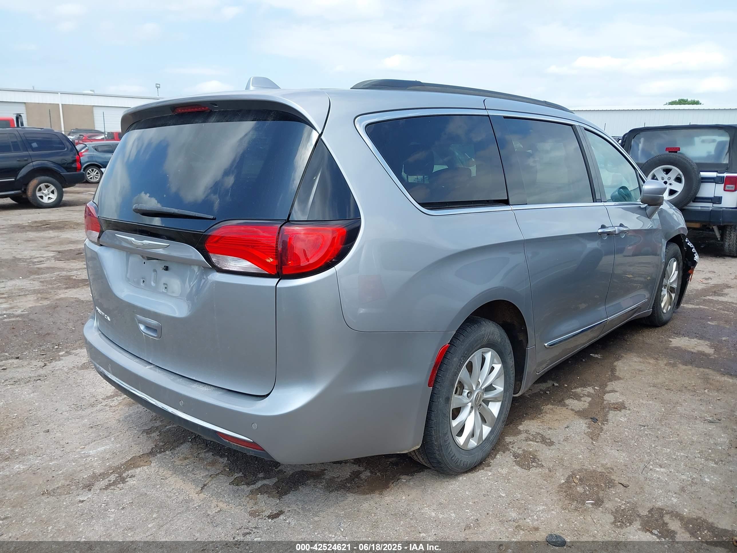CHRYSLER PACIFICA image 4