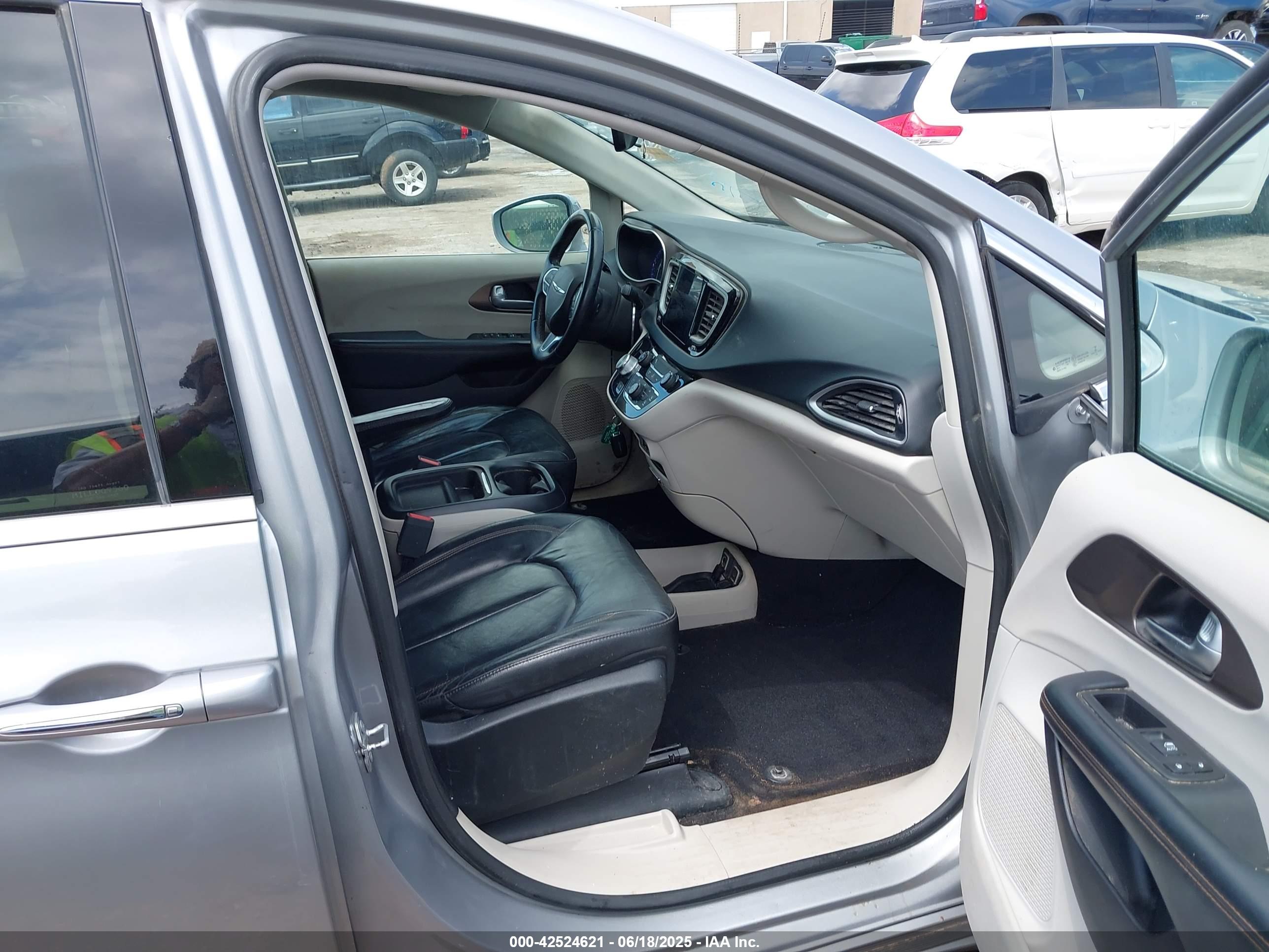 CHRYSLER PACIFICA image 5