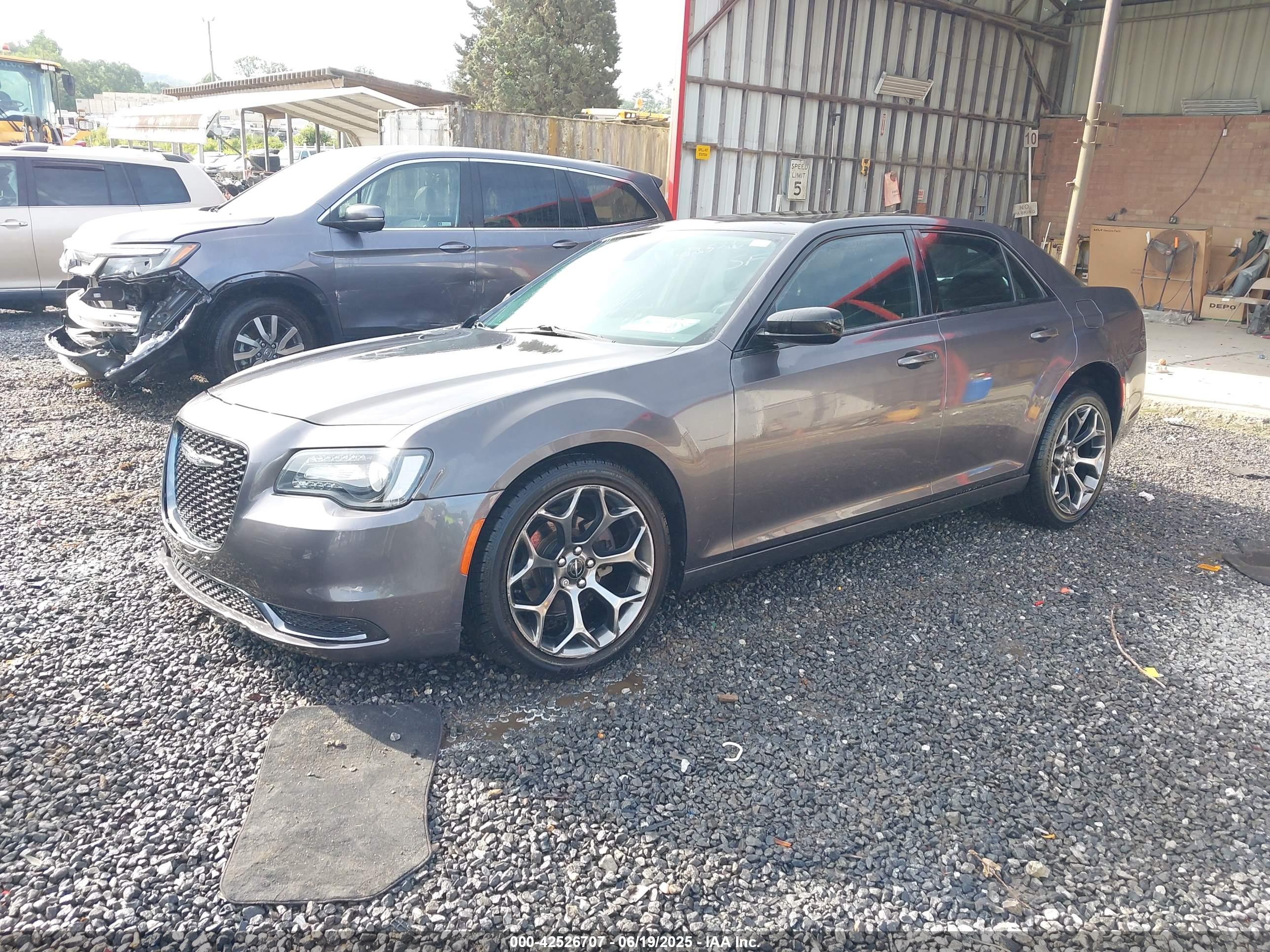 CHRYSLER 300 image 2