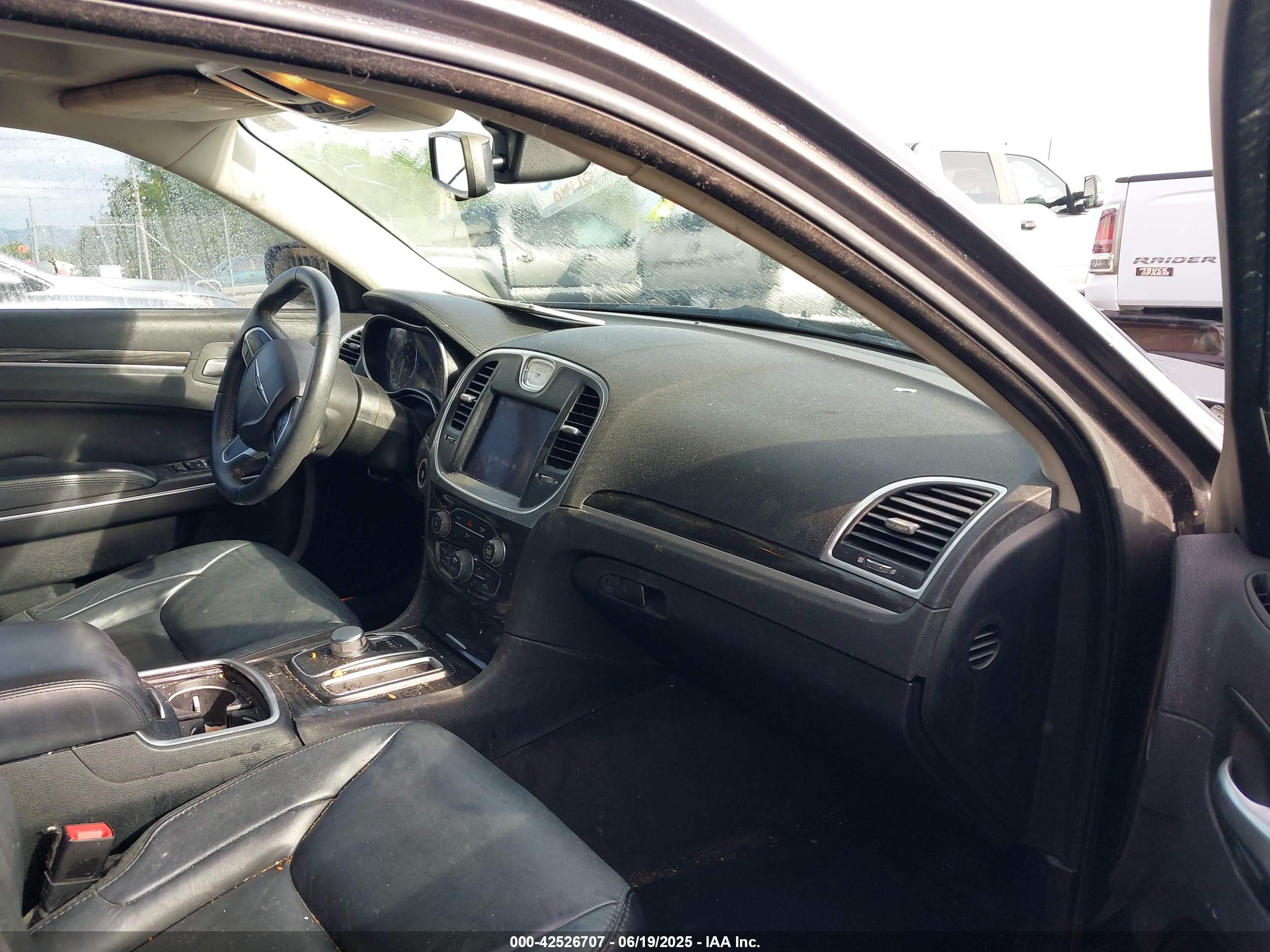 CHRYSLER 300 image 5
